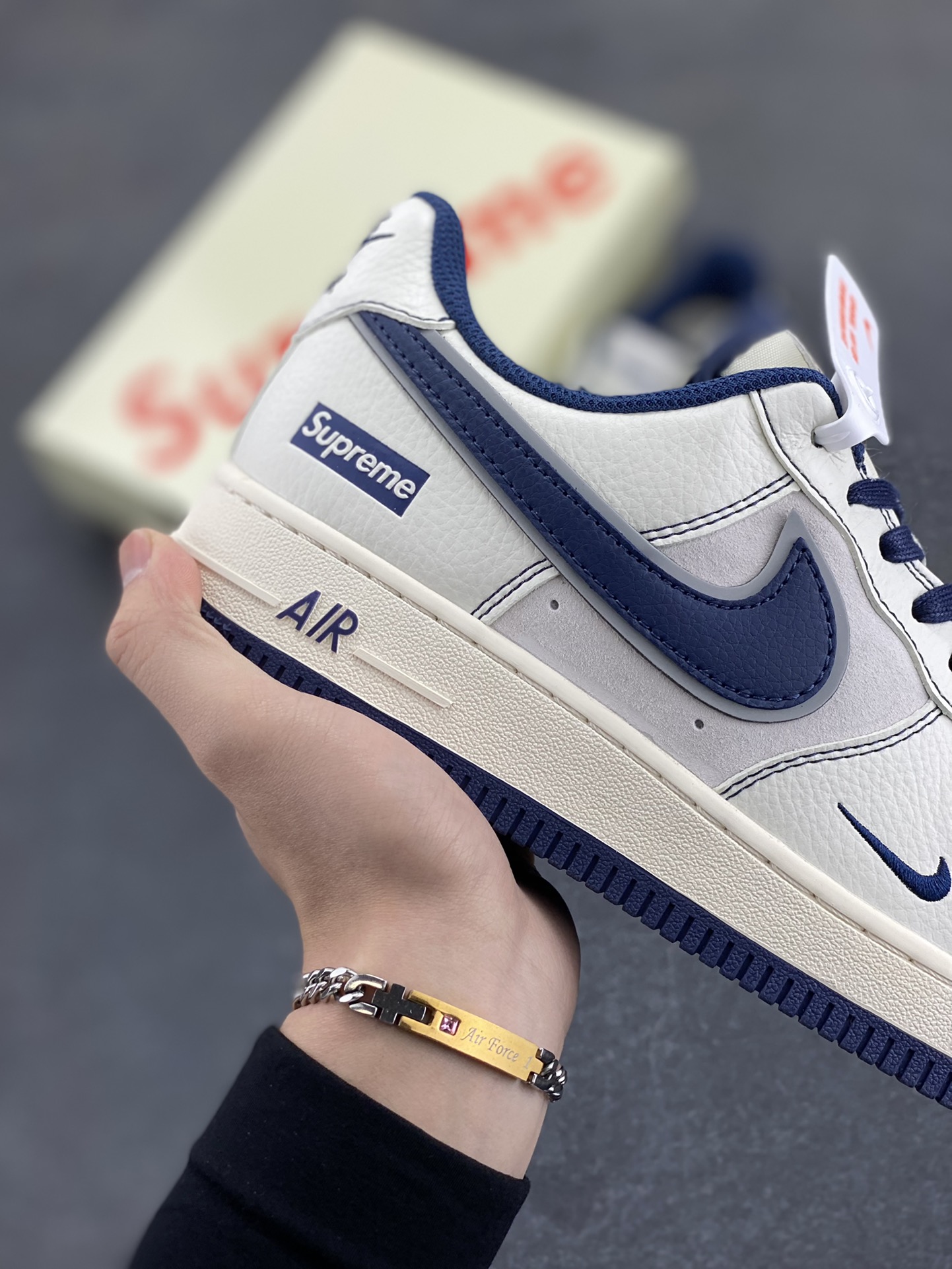 图片[6]-NIke Air Force 1 \’07 Low “Supreme联名——深蓝线条”空军一号 低帮 运动鞋 休闲鞋 折边针车 工艺难度大 原楦头原纸板 原装鞋盒 定制五金配件 内置全掌气垫 原厂鞋底 货号：XZ6188-019 尺码：36 36.5 37.5 38 38.5 39 40 40.5 41 42 42.5 43 44 44.5 45-选品中心