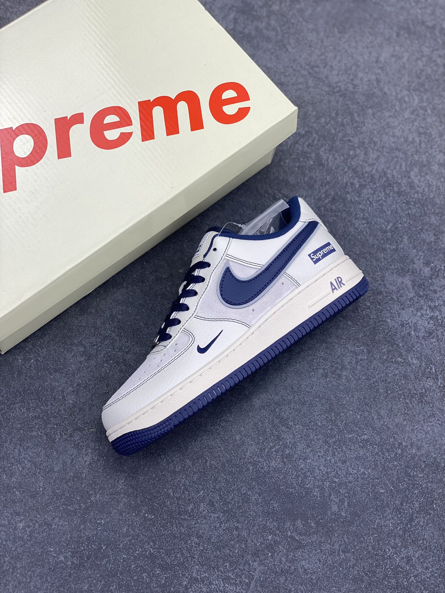 图片[7]-NIke Air Force 1 \’07 Low “Supreme联名——深蓝线条”空军一号 低帮 运动鞋 休闲鞋 折边针车 工艺难度大 原楦头原纸板 原装鞋盒 定制五金配件 内置全掌气垫 原厂鞋底 货号：XZ6188-019 尺码：36 36.5 37.5 38 38.5 39 40 40.5 41 42 42.5 43 44 44.5 45-选品中心