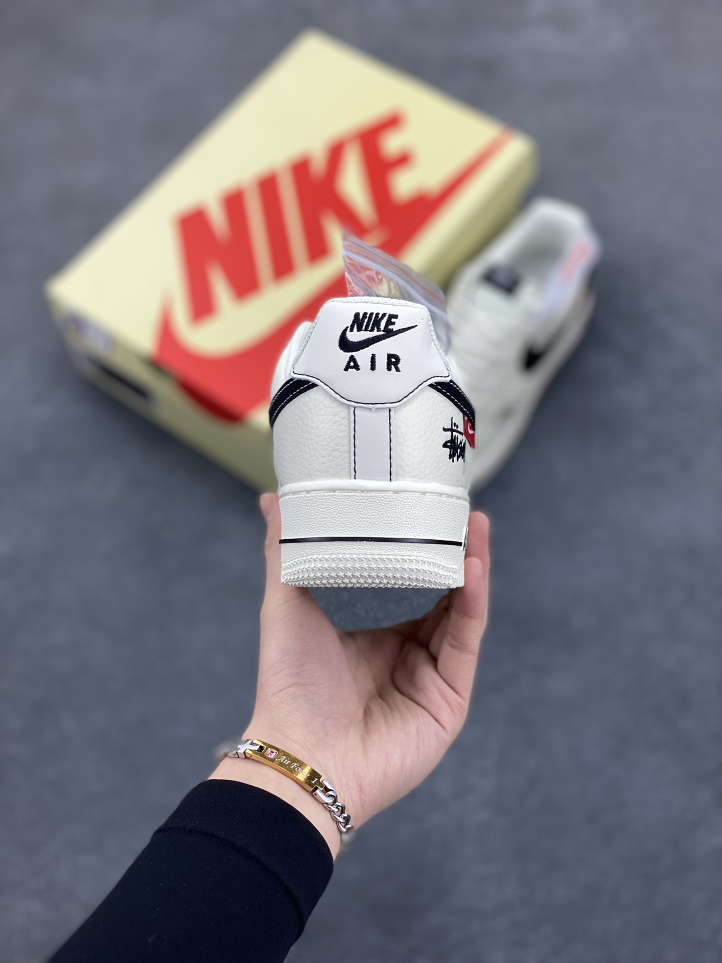 图片[4]-NIke Air Force 1 \’07 Low “斯图西联名–米白黑勾红标”空军一号 低帮 运动鞋 休闲鞋 原楦头原纸板 原装鞋盒 定制五金配件 内置全掌气垫 原厂鞋底 货号：SJ6698-015 尺码：36 36.5 37.5 38 38.5 39 40 40.5 41 42 42.5 43 44 44.5 45-选品中心