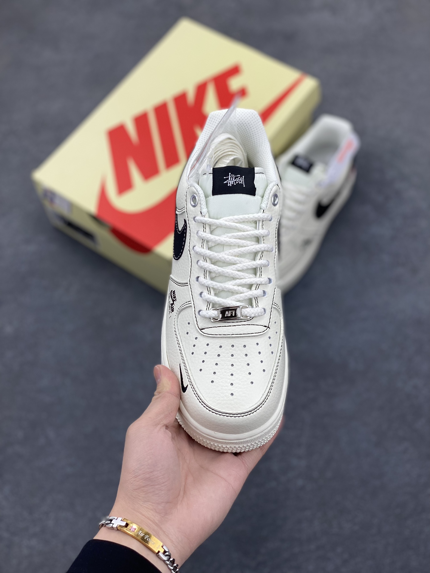 图片[2]-NIke Air Force 1 \’07 Low “斯图西联名–米白黑勾红标”空军一号 低帮 运动鞋 休闲鞋 原楦头原纸板 原装鞋盒 定制五金配件 内置全掌气垫 原厂鞋底 货号：SJ6698-015 尺码：36 36.5 37.5 38 38.5 39 40 40.5 41 42 42.5 43 44 44.5 45-选品中心