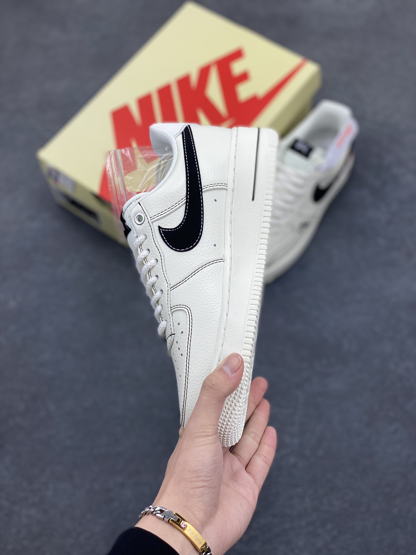 图片[3]-NIke Air Force 1 \’07 Low “斯图西联名–米白黑勾红标”空军一号 低帮 运动鞋 休闲鞋 原楦头原纸板 原装鞋盒 定制五金配件 内置全掌气垫 原厂鞋底 货号：SJ6698-015 尺码：36 36.5 37.5 38 38.5 39 40 40.5 41 42 42.5 43 44 44.5 45-选品中心