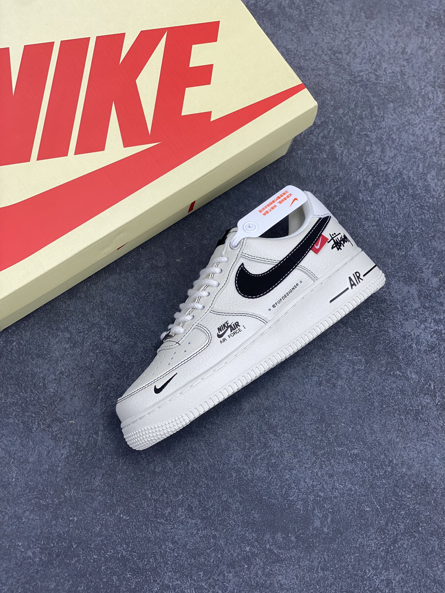 图片[7]-NIke Air Force 1 \’07 Low “斯图西联名–米白黑勾红标”空军一号 低帮 运动鞋 休闲鞋 原楦头原纸板 原装鞋盒 定制五金配件 内置全掌气垫 原厂鞋底 货号：SJ6698-015 尺码：36 36.5 37.5 38 38.5 39 40 40.5 41 42 42.5 43 44 44.5 45-选品中心