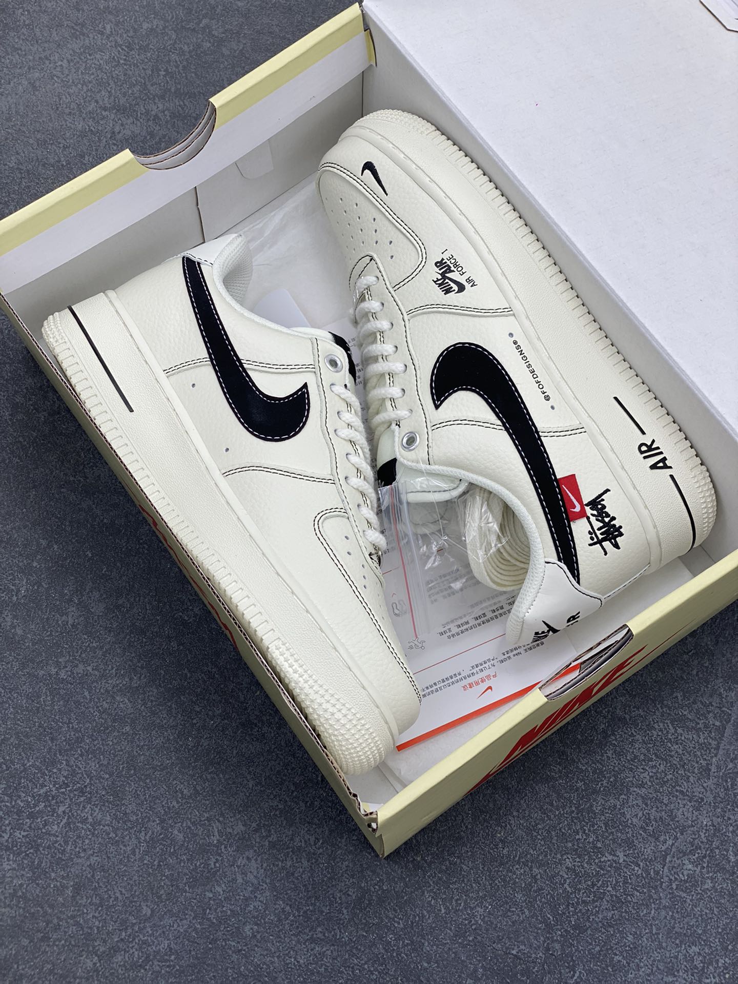 图片[9]-NIke Air Force 1 \’07 Low “斯图西联名–米白黑勾红标”空军一号 低帮 运动鞋 休闲鞋 原楦头原纸板 原装鞋盒 定制五金配件 内置全掌气垫 原厂鞋底 货号：SJ6698-015 尺码：36 36.5 37.5 38 38.5 39 40 40.5 41 42 42.5 43 44 44.5 45-选品中心