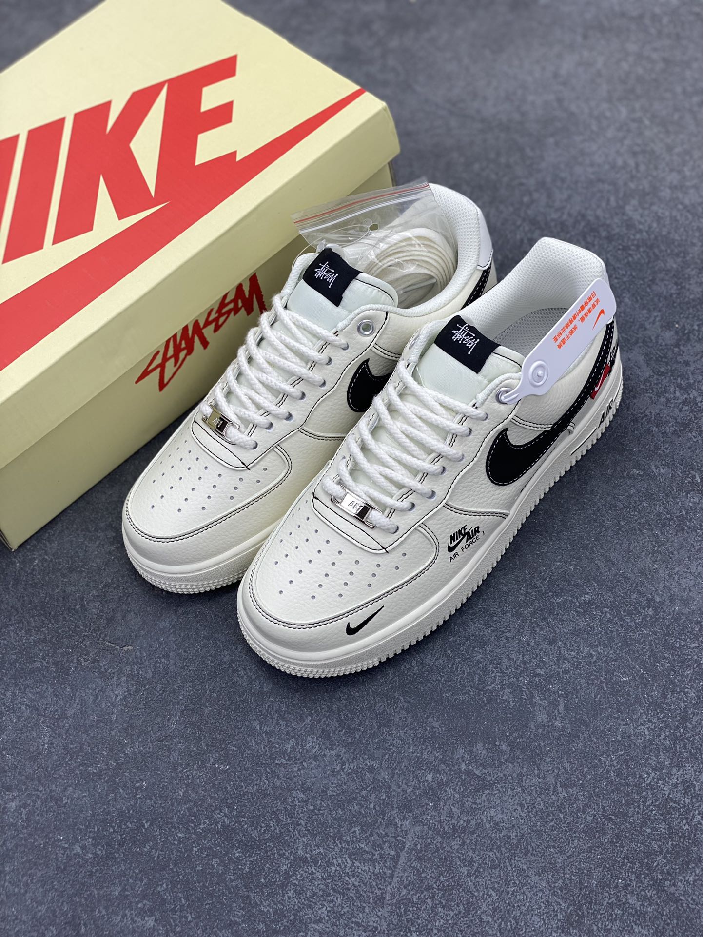 图片[8]-NIke Air Force 1 \’07 Low “斯图西联名–米白黑勾红标”空军一号 低帮 运动鞋 休闲鞋 原楦头原纸板 原装鞋盒 定制五金配件 内置全掌气垫 原厂鞋底 货号：SJ6698-015 尺码：36 36.5 37.5 38 38.5 39 40 40.5 41 42 42.5 43 44 44.5 45-选品中心