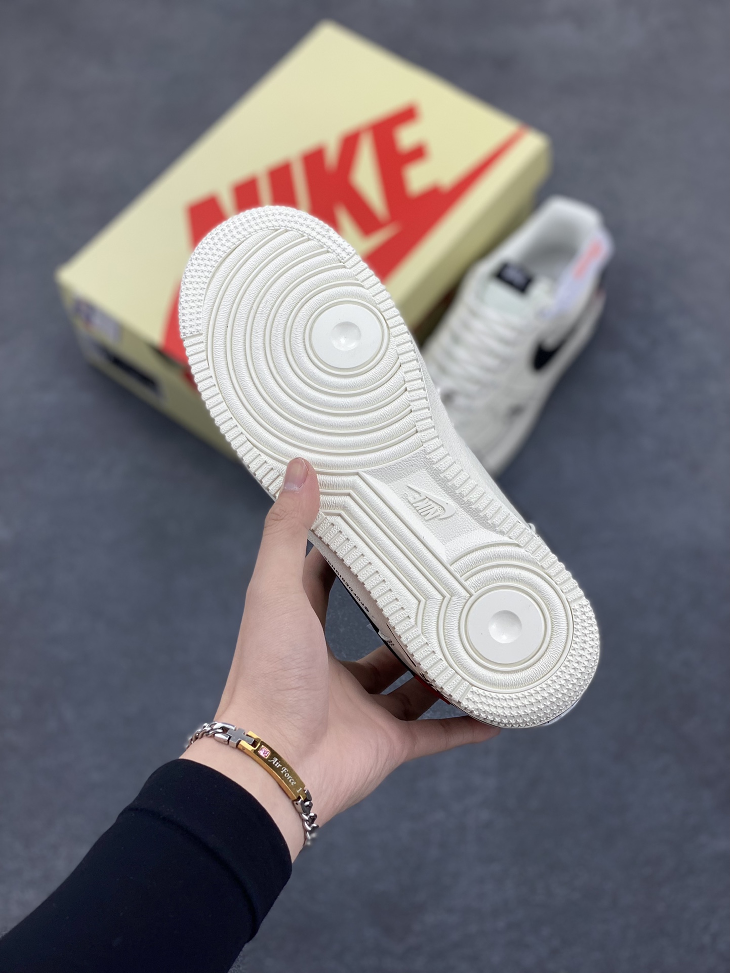 图片[5]-NIke Air Force 1 \’07 Low “斯图西联名–米白黑勾红标”空军一号 低帮 运动鞋 休闲鞋 原楦头原纸板 原装鞋盒 定制五金配件 内置全掌气垫 原厂鞋底 货号：SJ6698-015 尺码：36 36.5 37.5 38 38.5 39 40 40.5 41 42 42.5 43 44 44.5 45-选品中心