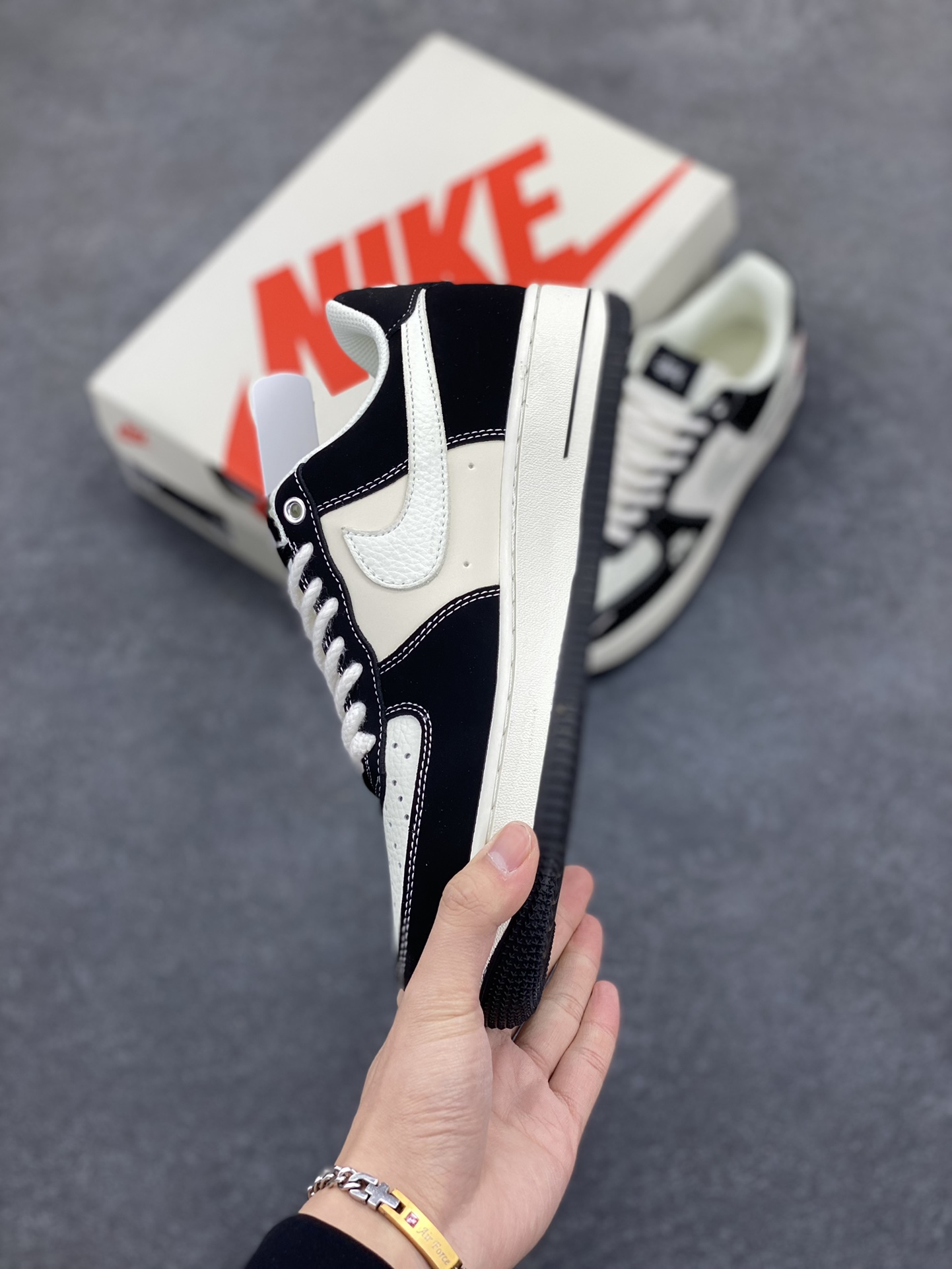 图片[3]-Nike Air Force 1 Low 空军一号低帮百搭休闲运动板鞋。柔软、弹性十足的缓震性能和出色的中底设计，横跨复古与现代的外型结合，造就出风靡全球三十多年的Force 1，直到今天还深受青睐。 货号：SJ6698-014 尺码：36 37.5 38 39 40 40.5 41 42 42.5 43 44 45-选品中心