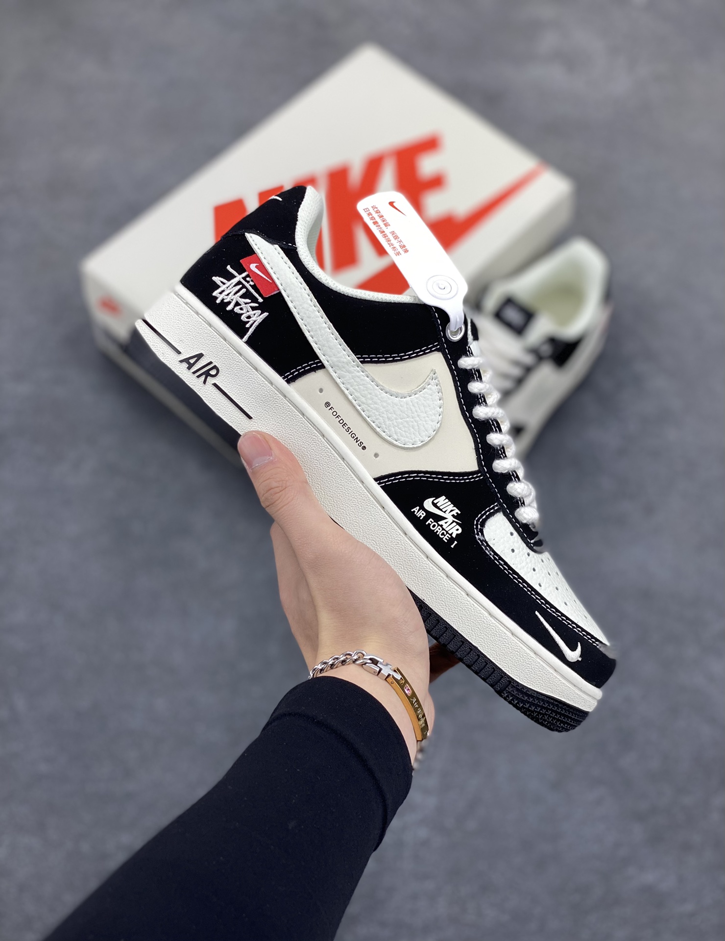 Nike Air Force 1 Low 空军一号低帮百搭休闲运动板鞋。柔软、弹性十足的缓震性能和出色的中底设计，横跨复古与现代的外型结合，造就出风靡全球三十多年的Force 1，直到今天还深受青睐。 货号：SJ6698-014 尺码：36 37.5 38 39 40 40.5 41 42 42.5 43 44 45-选品中心