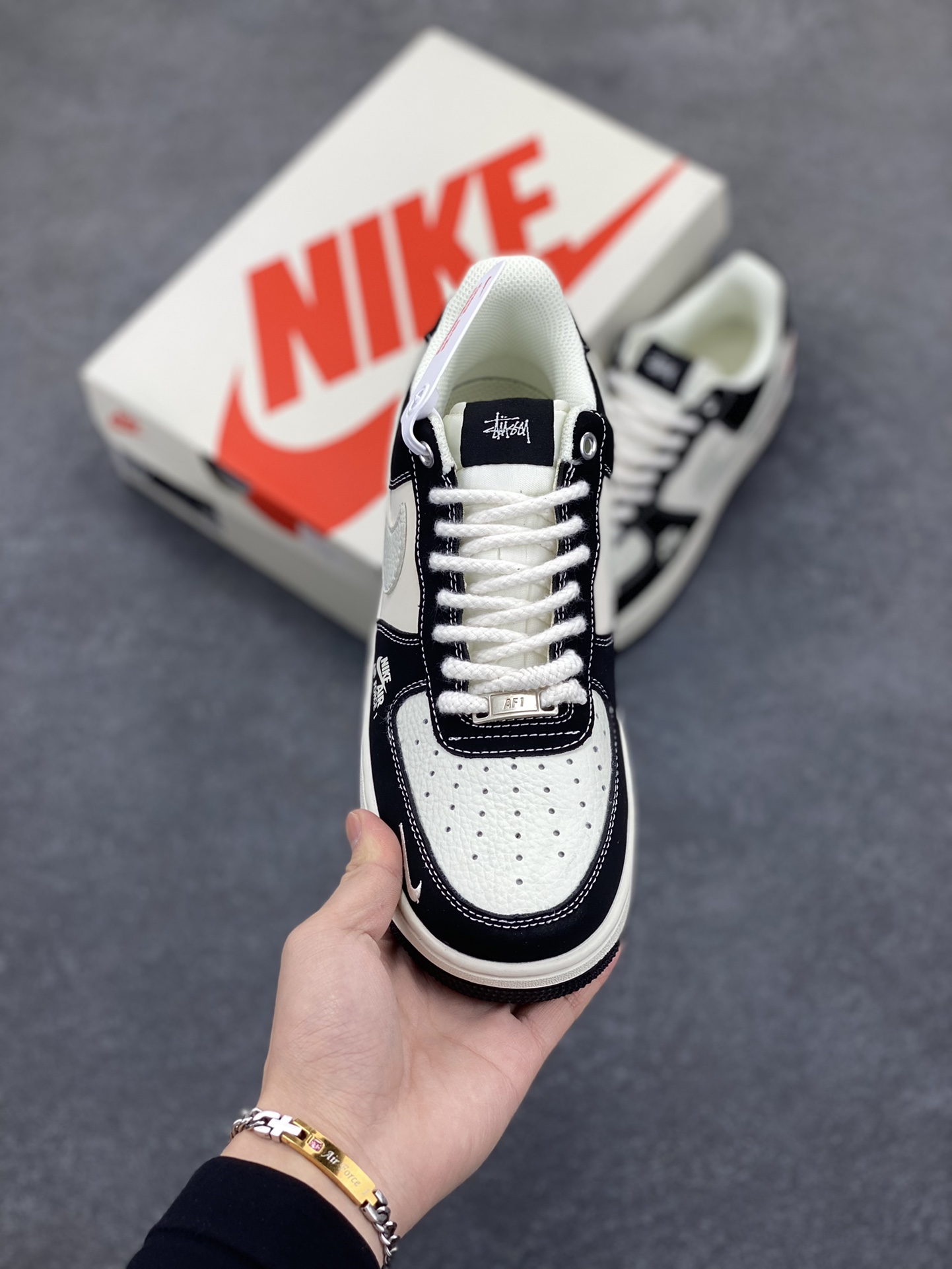 图片[2]-Nike Air Force 1 Low 空军一号低帮百搭休闲运动板鞋。柔软、弹性十足的缓震性能和出色的中底设计，横跨复古与现代的外型结合，造就出风靡全球三十多年的Force 1，直到今天还深受青睐。 货号：SJ6698-014 尺码：36 37.5 38 39 40 40.5 41 42 42.5 43 44 45-选品中心