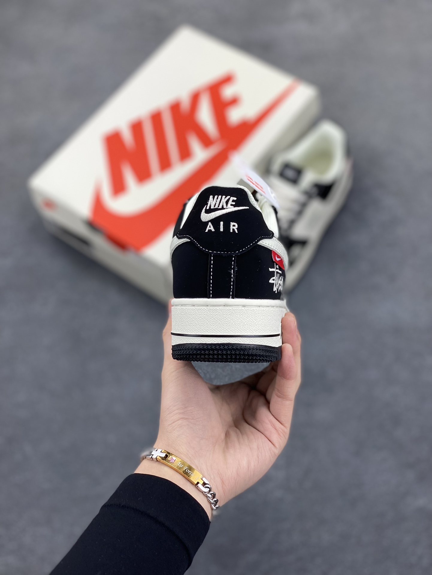 图片[4]-Nike Air Force 1 Low 空军一号低帮百搭休闲运动板鞋。柔软、弹性十足的缓震性能和出色的中底设计，横跨复古与现代的外型结合，造就出风靡全球三十多年的Force 1，直到今天还深受青睐。 货号：SJ6698-014 尺码：36 37.5 38 39 40 40.5 41 42 42.5 43 44 45-选品中心