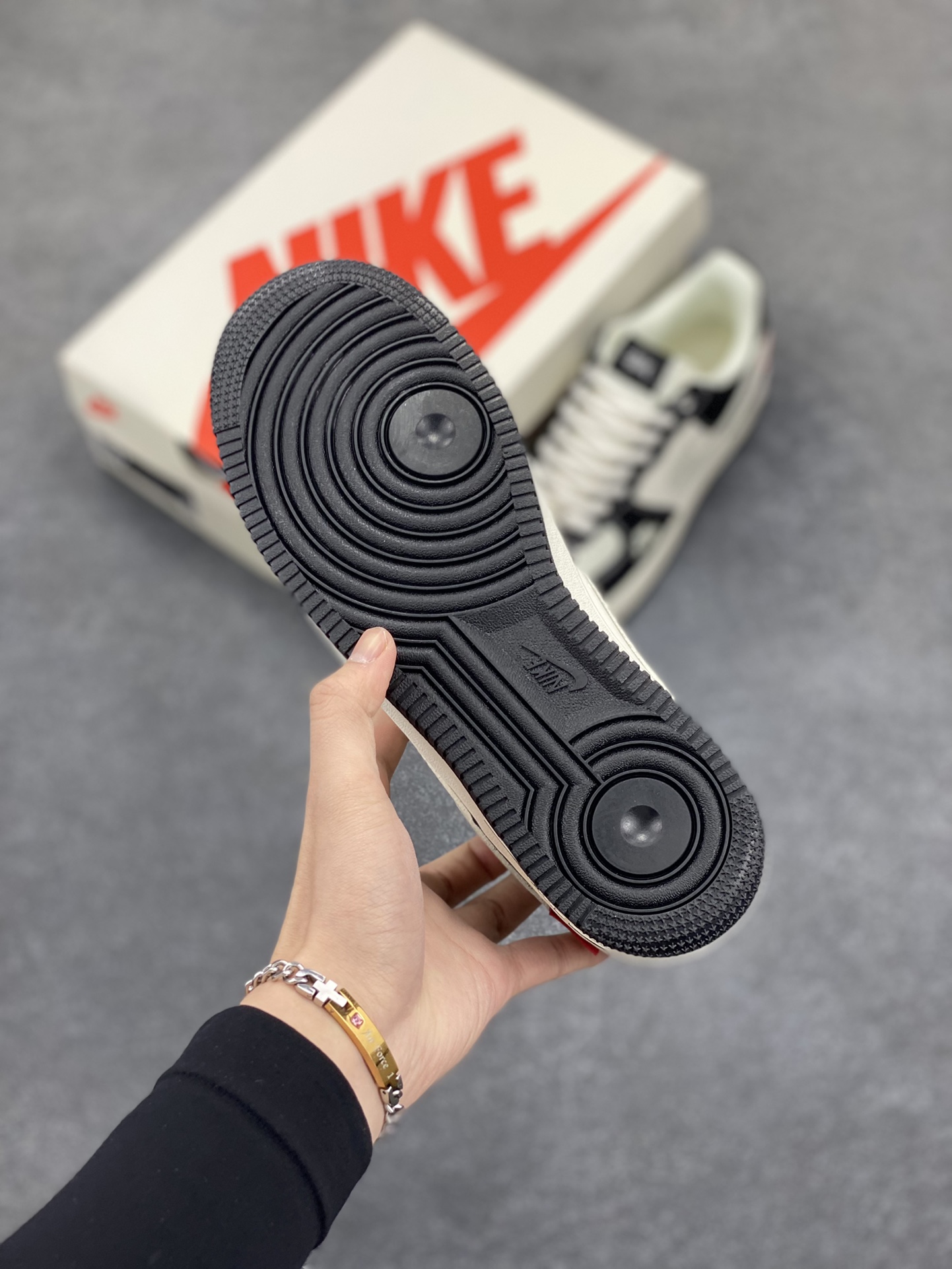 图片[5]-Nike Air Force 1 Low 空军一号低帮百搭休闲运动板鞋。柔软、弹性十足的缓震性能和出色的中底设计，横跨复古与现代的外型结合，造就出风靡全球三十多年的Force 1，直到今天还深受青睐。 货号：SJ6698-014 尺码：36 37.5 38 39 40 40.5 41 42 42.5 43 44 45-选品中心