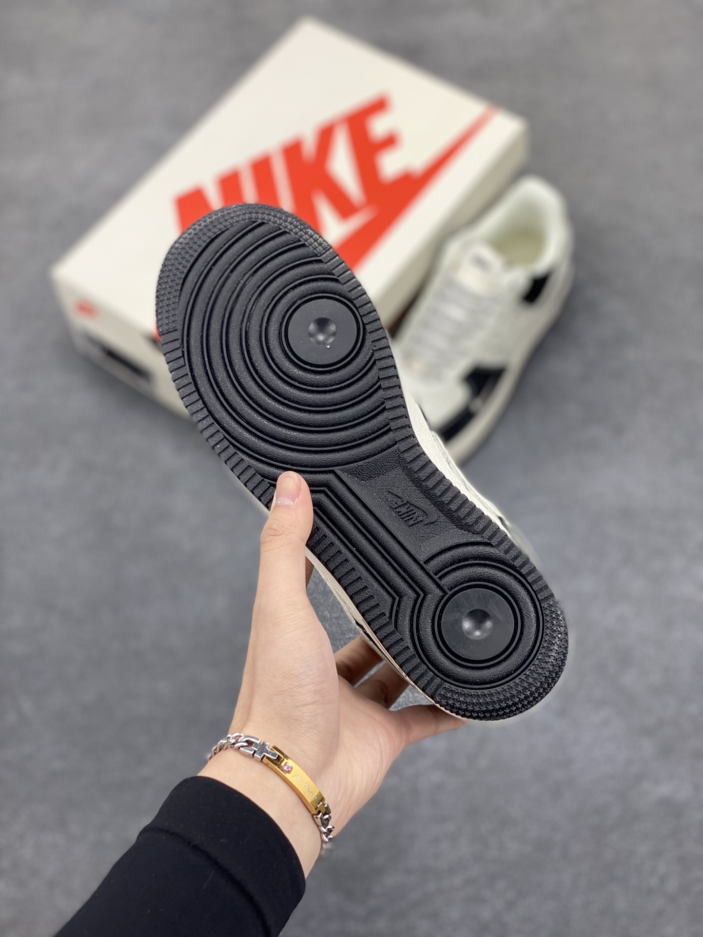 图片[5]-Nike Air Force 1 Low 空军一号低帮百搭休闲运动板鞋。柔软、弹性十足的缓震性能和出色的中底设计，横跨复古与现代的外型结合，造就出风靡全球三十多年的Force 1，直到今天还深受青睐。 货号：XZ6188-671 尺码：36 37.5 38 39 40 40.5 41 42 42.5 43 44 45-选品中心