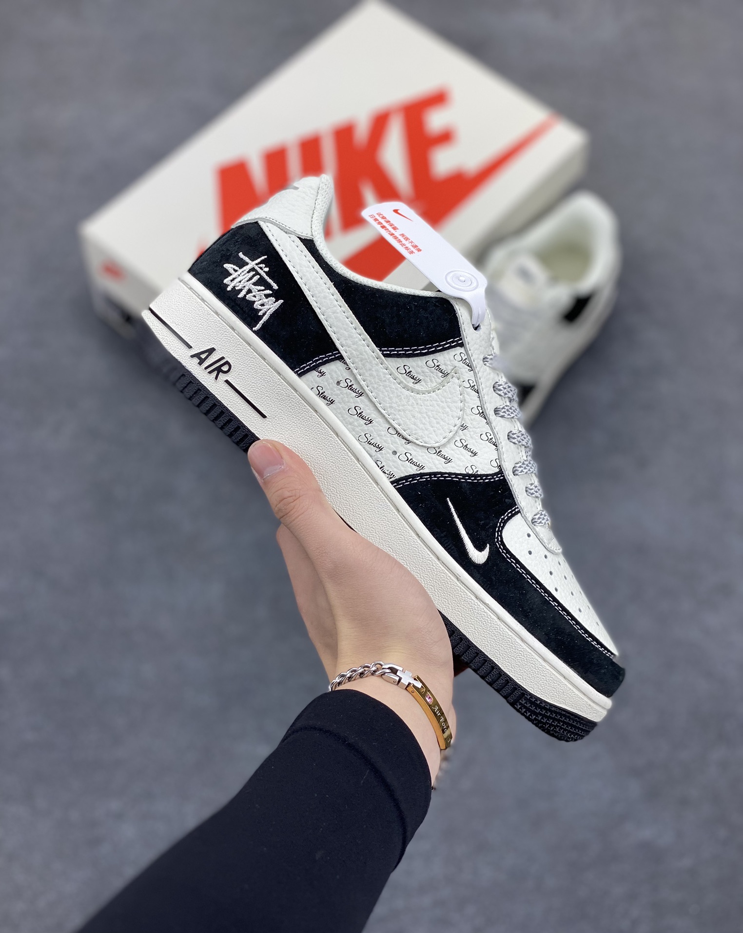 Nike Air Force 1 Low 空军一号低帮百搭休闲运动板鞋。柔软、弹性十足的缓震性能和出色的中底设计,横跨复古与现代的外型结合,造就出风靡全球三十多年的Force 1,直到今天还深受青睐。 货号:XZ6188-671 尺码:36 37.5 38 39 40 40.5 41 42 42.5 43 44 45-选品中心