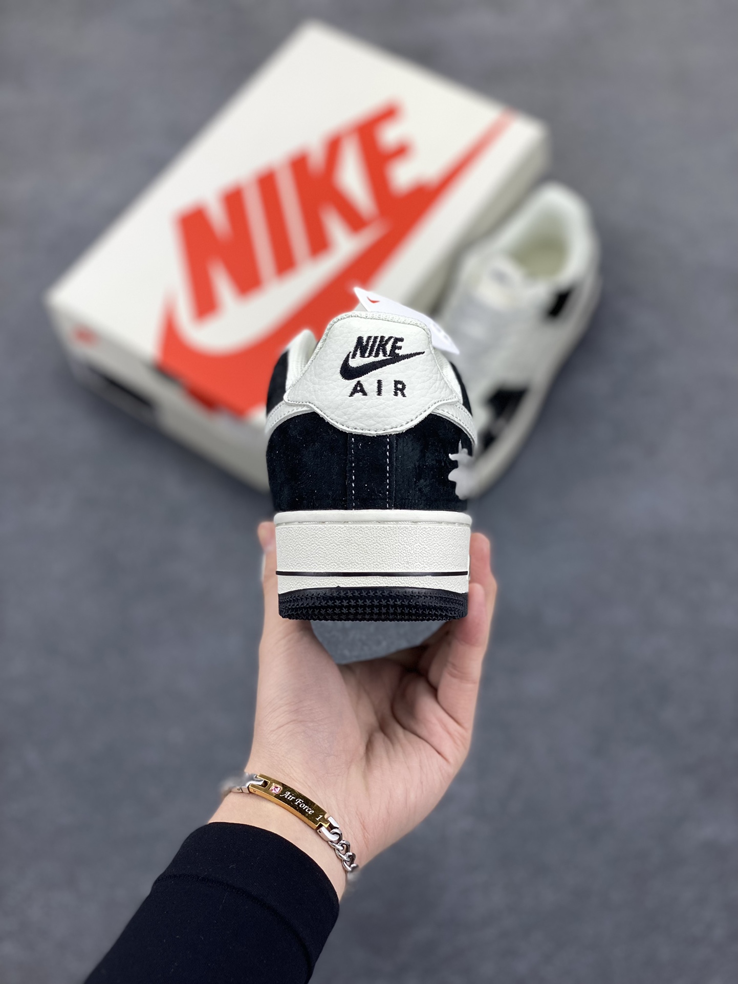 图片[4]-Nike Air Force 1 Low 空军一号低帮百搭休闲运动板鞋。柔软、弹性十足的缓震性能和出色的中底设计，横跨复古与现代的外型结合，造就出风靡全球三十多年的Force 1，直到今天还深受青睐。 货号：XZ6188-671 尺码：36 37.5 38 39 40 40.5 41 42 42.5 43 44 45-选品中心