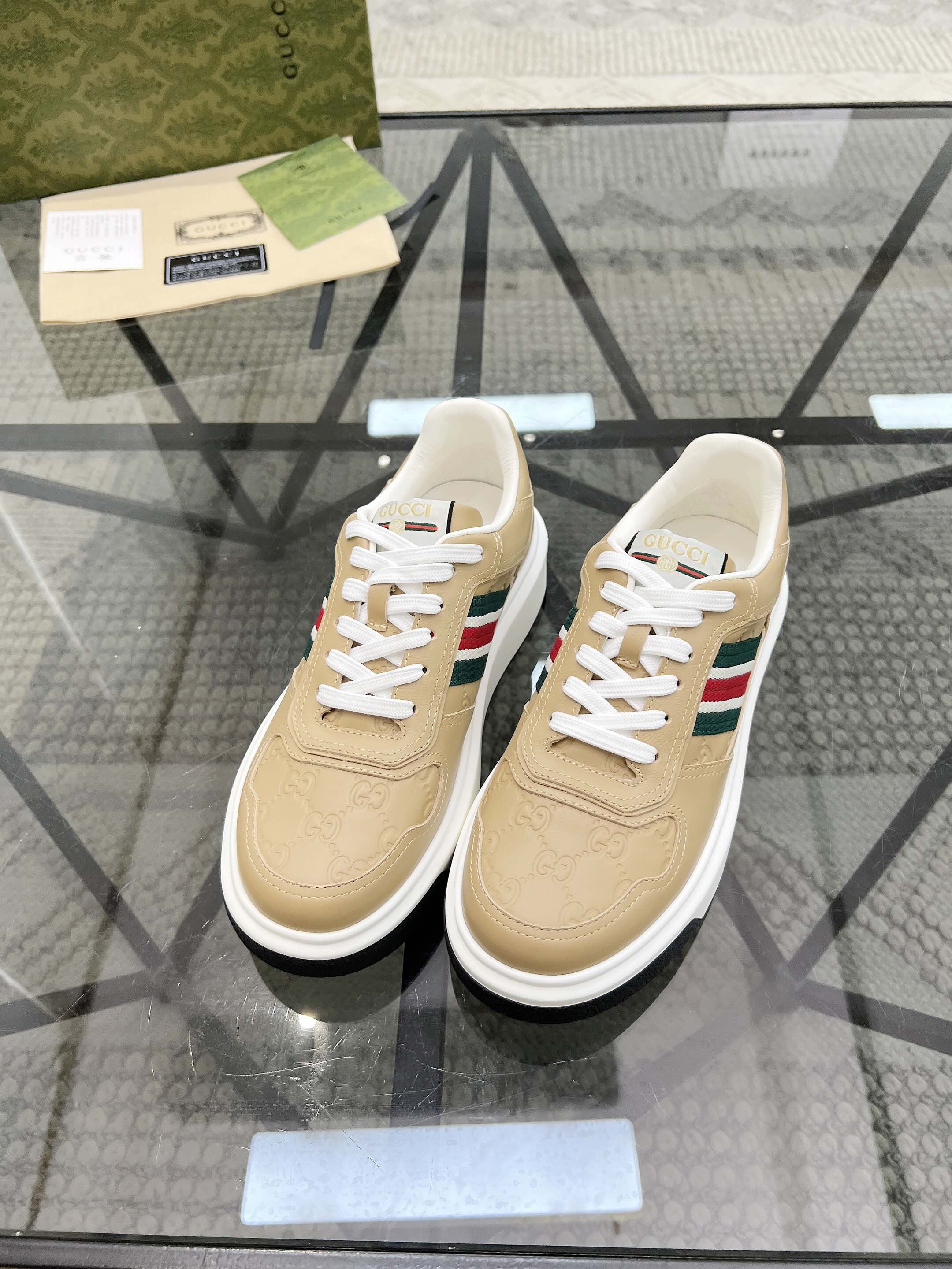 NO:222942,Brand G U C C I color original color matching Number of 38-44 Customized 45.46 Price Material Guqi counter synchronizes new casual shoes!  High quality Top version 1:1 made fashionable and trendy details impeccable with imported calfskin made of soft and comfortable cowhide inner foot feeling comfortable and superior quality original outsole, Guqi casual shoes, cowhide19860909品牌G U C C I 颜色原版配色 码数38-44定做45.46 价格 材质古奇专柜同步新品休闲鞋！高品质 顶级版本1:1制作时尚潮流细节无可挑剔采用进口小牛皮制作柔软舒适牛皮内里脚感舒适品质优越原版大底,古奇 休闲鞋,cowhide,Men's shoes