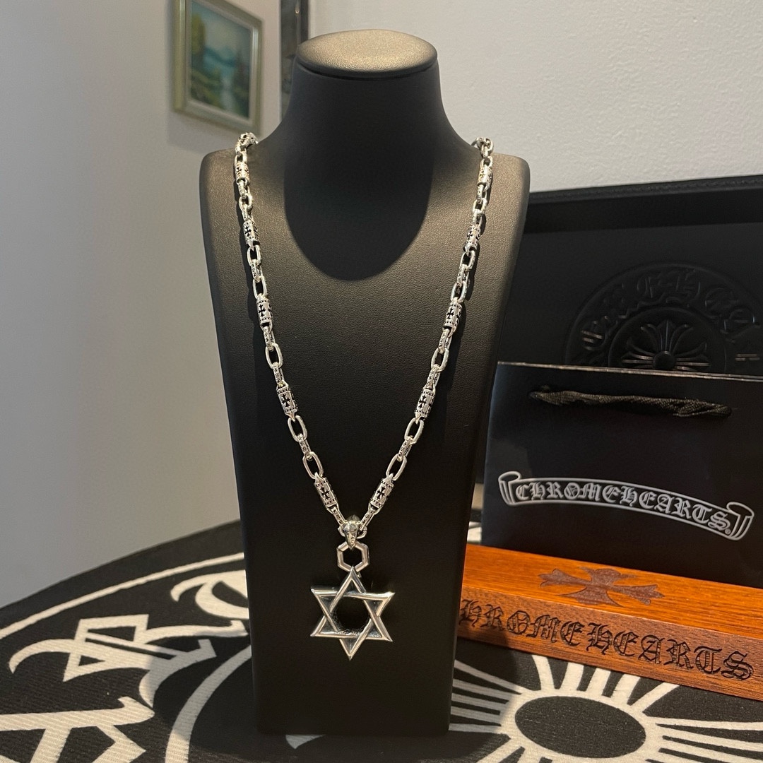 NO:113906,New [Counter Quality] Chrome Hearts Croxin Classic retro necklace, six-star pendant, different pattern design styles with concave and concave shapes present a unique style. Cross Scout flowers are Croxin's ambitions, so they last longer. Genuine version of Chrome Hearts Croxin, differentiated from the market, benchmarked on the quality of the version, looked at the details of the letter printing, the degree of retro old gray oxygen. Seiko version!  !  !  Pure handmade ~ Authentic model opening must-have fashion and fashion, both men and women can wear it, same style for couples, original official website, rock punk style silver style, retro elements, trendy and versatile!  , jewelry boutique, chrome hearts, chrome hearts, necklace19860909新款【专柜品质】Chrome Hearts克罗心 经典复古项链 ,六星芒吊坠,凹凸造型不同的花纹设计风格 呈现出与众不同 十字架 童军花是克罗心的志 所以更经久不衰 正品打版Chrome Hearts克罗心 区别市场普通轻版 对版对标品质 看字印细节 复古做旧灰氧程度.精工版本！！！ 纯手工打造 ～正品开模潮流时尚必备 男女均可佩戴 情侣同款 官网原版 摇滚朋克泰银风格 复古元素 潮流百搭！,饰品精品,chrome hearts,chrome hearts,necklace,Jewelry