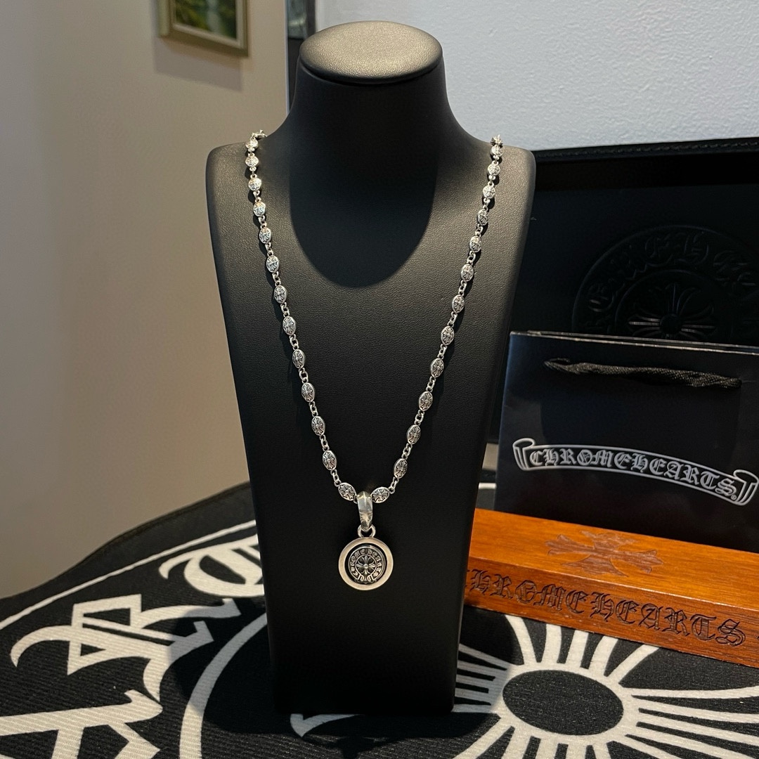 NO:106640,New [Counter Quality] Chrome Hearts Croxin Classic retro cross necklace Horseshoe print double-sided pendant Different pattern design styles present unique Cross Scout flowers are Croxin's ambitions, so they last longer. Genuine version Chrome Hearts Croxin Difference to the market ordinary light version, match the quality of the version, look at the details of the letter printing, retro old gray oxygen level. Seiko version!  !  !  Pure handmade ~ Authentic model opening must-have fashion and fashion, both men and women can wear it, same style for couples, original official website, rock punk style silver style, retro elements, trendy and versatile!  , jewelry boutique, chrome hearts, chrome hearts, necklace19860909新款【专柜品质】Chrome Hearts克罗心 经典复古十字架项链 马蹄印双面吊坠 凹凸造型不同的花纹设计风格 呈现出与众不同 十字架 童军花是克罗心的志 所以更经久不衰 正品打版Chrome Hearts克罗心 区别市场普通轻版 对版对标品质 看字印细节 复古做旧灰氧程度.精工版本！！！ 纯手工打造 ～正品开模潮流时尚必备 男女均可佩戴 情侣同款 官网原版 摇滚朋克泰银风格 复古元素 潮流百搭！,饰品精品,chrome hearts,chrome hearts,necklace,Jewelry