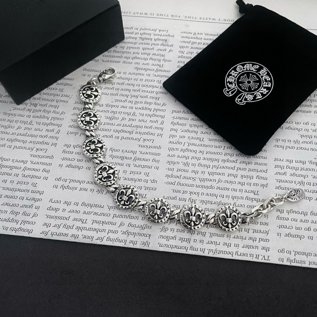 NO:106643,New [Counter Quality] Chrome Hearts Croxin Round Cross Bracelet The pattern design styles with different concave and convex shapes are unique. Cross Scout Flowers are the logo of Croxin, so they last longer. Genuine version of Chrome Hearts Croxin, differentiating the market ordinary light version, matching the quality, looking at the details of the letter printing, retro, old gray oxygen level. Seiko version!  , jewelry boutique, chrome hearts, chrome hearts, bracelet19860909新款【专柜品质】Chrome Hearts克罗心 圆十字架手链 凹凸造型不同的花纹设计风格呈现出与众不同 十字架童军花是克罗心的标志 所以更经久不衰 正品打版Chrome Hearts克罗心 区别市场普通轻版 对版对标品质 看字印细节 复古做旧灰氧程度.精工版本！,饰品精品,chrome hearts,chrome hearts,bracelet,Jewelry