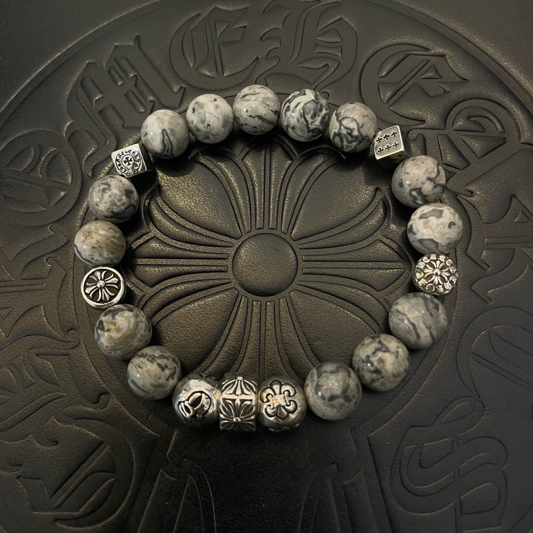 NO:106620,New [Counter Quality] Chrome Hearts Croxin Classic retro multi-element hawkeye bracelet bracelet, different pattern design styles with different concave and convex shapes, presenting uniqueness. Cross Scout flowers are Croxin's ambitions, so they last longer. Genuine version of Chrome Hearts Croxin, differentiating the market ordinary light version, matching the quality of the version, looking at the details of the letter printing, retro old gray oxygen level. Seiko version!  !  !  Pure handmade ~ Authentic model opening must-have fashion and fashion, both men and women can wear it, same style for couples, original official website, rock punk style silver style, retro elements, trendy and versatile!  , jewelry boutique, chrome hearts, chrome hearts, bracelet19860909新款【专柜品质】Chrome Hearts克罗心 经典复古多元素鹰眼石手链手串,凹凸造型不同的花纹设计风格 呈现出与众不同 十字架 童军花是克罗心的志 所以更经久不衰 正品打版Chrome Hearts克罗心 区别市场普通轻版 对版对标品质 看字印细节 复古做旧灰氧程度.精工版本！！！ 纯手工打造 ～正品开模潮流时尚必备 男女均可佩戴 情侣同款 官网原版 摇滚朋克泰银风格 复古元素 潮流百搭！,饰品精品,chrome hearts,chrome hearts,bracelet,Jewelry