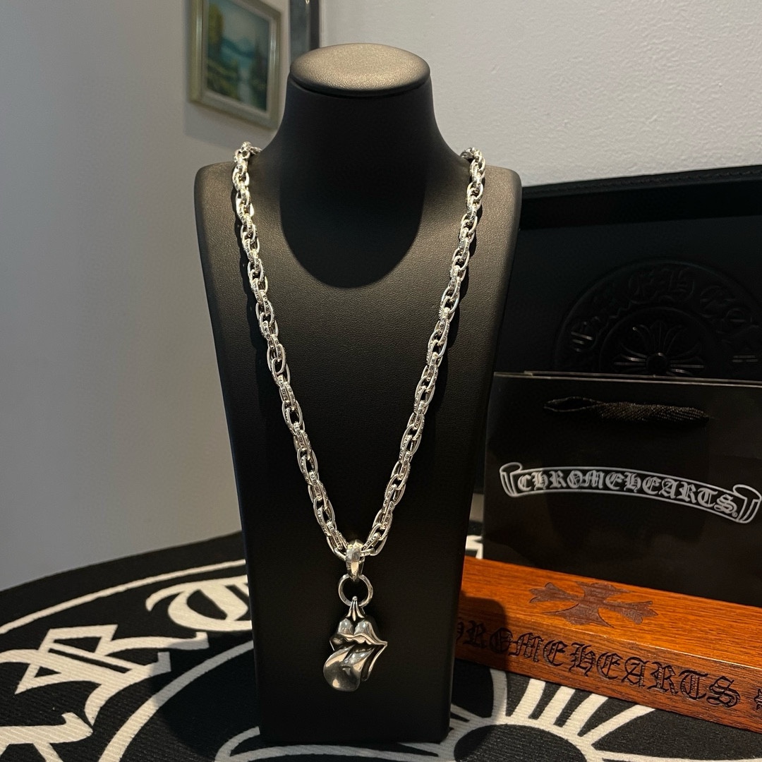 NO:106626,Batch New style [Counter Quality] Chrome Hearts Croxin Classic retro multi-element letter necklace Big tongue pendant Different pattern design styles with concave and convex shapes Present unique Cross Scout flowers are Croxin's ambitions, so they last longer. Genuine version of Chrome Hearts Croxin Difference to the market ordinary light version, match the quality of the version, look at the details of the letter printing, the degree of retro old gray oxygen. Seiko version!  !  !  Pure handmade ~ Authentic model opening must-have fashion and fashion, both men and women can wear it, same style for couples, original official website, rock punk style silver style, retro elements, trendy and versatile!  , jewelry boutique, chrome hearts, chrome hearts, necklace19860909批 新款【专柜品质】Chrome Hearts克罗心 经典复古多元素字母项链 大舌头吊坠 凹凸造型不同的花纹设计风格 呈现出与众不同 十字架 童军花是克罗心的志 所以更经久不衰 正品打版Chrome Hearts克罗心 区别市场普通轻版 对版对标品质 看字印细节 复古做旧灰氧程度.精工版本！！！ 纯手工打造 ～正品开模潮流时尚必备 男女均可佩戴 情侣同款 官网原版 摇滚朋克泰银风格 复古元素 潮流百搭！,饰品精品,chrome hearts,chrome hearts,necklace,Jewelry