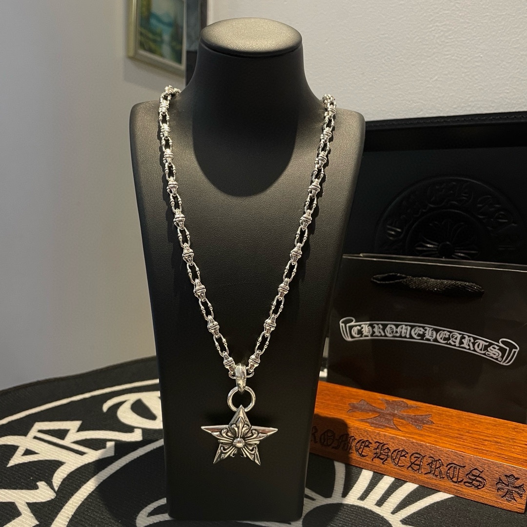 NO:113896,TikTok/Kuaishou/ins/Xiaohongshu/Live Hot, New [Counter Quality] Chrome Hearts Crowxin Classic Necklace, Five-star Flower Pendant, Concave and Convex and Convex Scout Flowers are Crowxin's ambition, so they last forever. Genuine version of Chrome Hearts Crowxin, different market light version, benchmark quality, look at the details of the letter printing, retro old gray oxygen level. Seiko version!  !  !  Pure handmade ~ Authentic model opening must-have fashion and fashion, both men and women can wear it, same style for couples, original official website, rock punk style silver style, retro elements, trendy and versatile!  , jewelry boutique, chrome hearts, chrome hearts, necklace19860909批 抖音/快手/ins/小红书/直播热门 ,新款【专柜品质】Chrome Hearts克罗心经典项链 ,五星花吊坠,凹凸造型不同的花纹设计风格 呈现出与众不同 十字架 童军花是克罗心的志 所以更经久不衰 正品打版Chrome Hearts克罗心 区别市场普通轻版 对版对标品质 看字印细节 复古做旧灰氧程度.精工版本！！！ 纯手工打造 ～正品开模潮流时尚必备 男女均可佩戴 情侣同款 官网原版 摇滚朋克泰银风格 复古元素 潮流百搭！,饰品精品,chrome hearts,chrome hearts,necklace,Jewelry