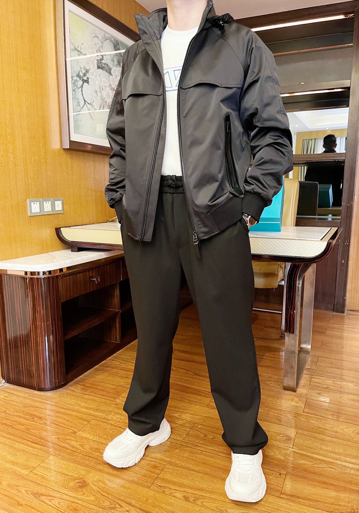 NO:127073,Tom Ford--2025 counter latest hit hooded jackets are shipped, and European and American counters are popular!  Selected Italian imported recycled fiber fabrics with the latest designs, the collar, bag and zipper head are elegant and fashionable, and the upper body effect is no longer mentioned. Size 48-56 (model 173/130 wears 48, with Hong Kong Lane Crawford gift box packaging), Jackets & coats, hats, alexander wang19860909汤姆·福特--2025专柜最新爆款连帽夹克出货 欧美专柜热销单品！精选意大利进口再生纤维面料搭配最新的设计,领后、袋口和拉链头拼皮点缀高雅不失时尚 上身效果不用多说.尺码48-56（模特173/130穿48,配香港连卡佛礼盒包装）,,jackets & coats,hats,alexander wang,Men's clothing