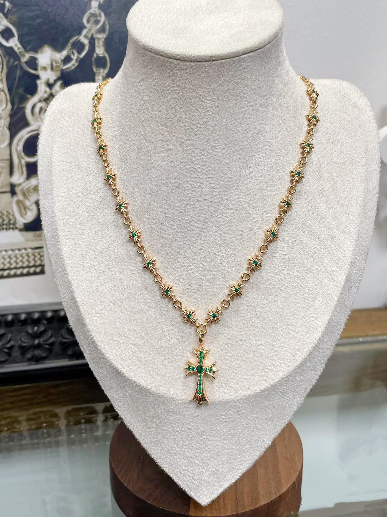 NO:106635,New [Counter Quality] Chrome Hearts emerald necklace sweater chain, different pattern design styles with different concave and convex shapes, presenting uniqueness. Cross Scout flowers are Croxin's ambitions, so they last longer. Genuine version of Chrome Hearts Croxin, differentiating the market ordinary light version, matching the quality, looking at the details of the letter printing, retro old gray oxygen level. Seiko version!  !  !  Pure handmade ~ Authentic model opening must-have fashion and fashion, both men and women can wear it, same style for couples, original official website, rock punk style silver style, retro elements, trendy and versatile!  , jewelry boutique, chrome hearts, chrome hearts, sweaters, necklace19860909新款【专柜品质】Chrome Hearts克罗心祖母绿项链毛衣链,凹凸造型不同的花纹设计风格 呈现出与众不同 十字架 童军花是克罗心的志 所以更经久不衰 正品打版Chrome Hearts克罗心 区别市场普通轻版 对版对标品质 看字印细节 复古做旧灰氧程度.精工版本！！！ 纯手工打造 ～正品开模潮流时尚必备 男女均可佩戴 情侣同款 官网原版 摇滚朋克泰银风格 复古元素 潮流百搭！,饰品精品,chrome hearts,chrome hearts,sweaters,necklace,Jewelry