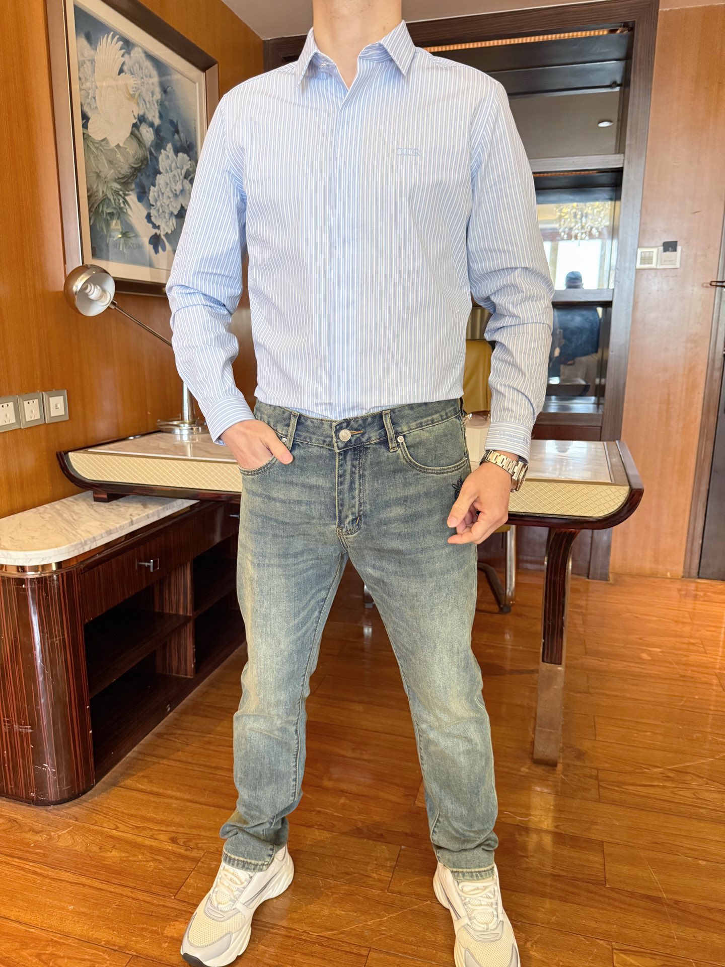 NO:127082,Dior-2025 counter latest hot shirts are shipped, and the Milan counter is hot-selling items!  Selected Italian imported mercerized cotton fabrics with simple and elegant designs, blue and white contrasting colors and slim vertical stripes show elegance, business and leisure are quite good. The number of codes is 48-56 (model 173/130 wears 48 sizes, with Hong Kong Lane Crawford gift box packaging), dior, alexander wang19860909迪奥-2025专柜最新爆款衬衣出货 米兰专柜热销单品！精选意大利进口丝光精棉面料搭配简约大方的设计,蓝白撞色配上显瘦竖条纹相当彰显雅致 商务休闲都相当不错.码数48-56（模特173/130穿48码,配香港连卡佛礼盒包装）,,dior,alexander wang,Men's clothing