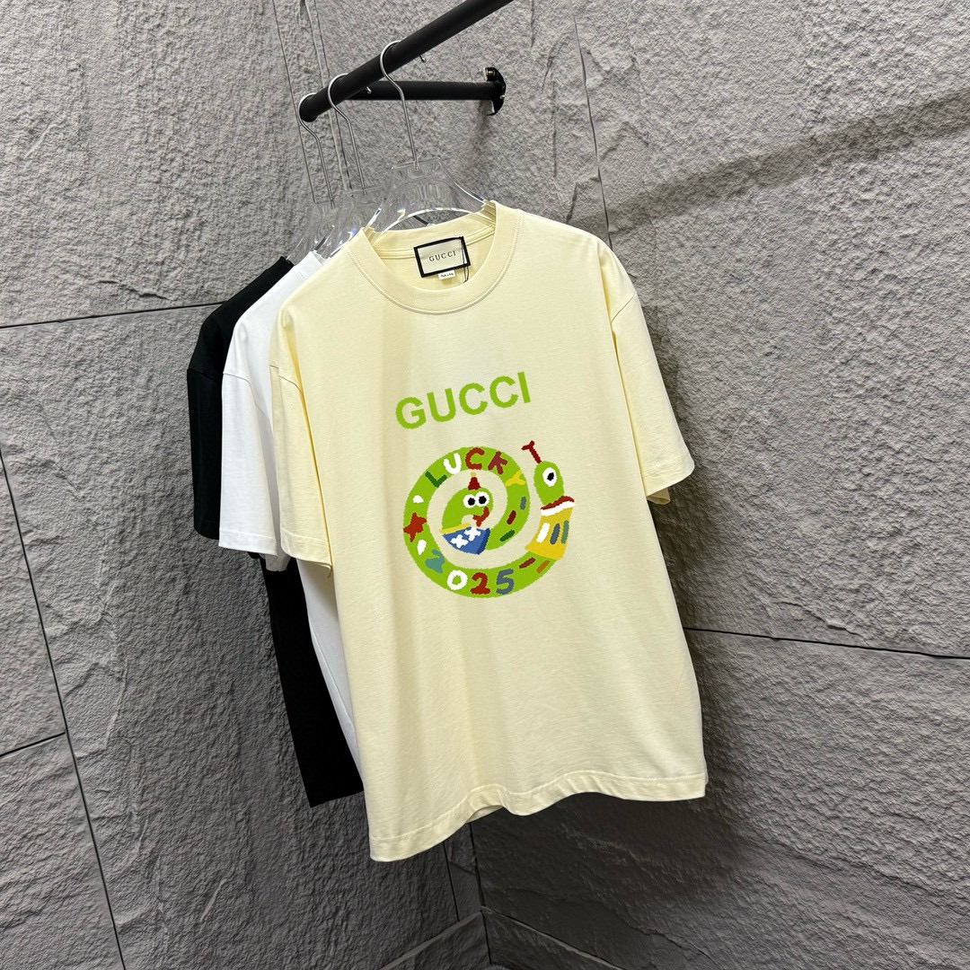 Gu Gucci* Camiseta de manga corta nueva de primavera-verano 2025 del Año de la Serpiente con el clásico estampado de do…