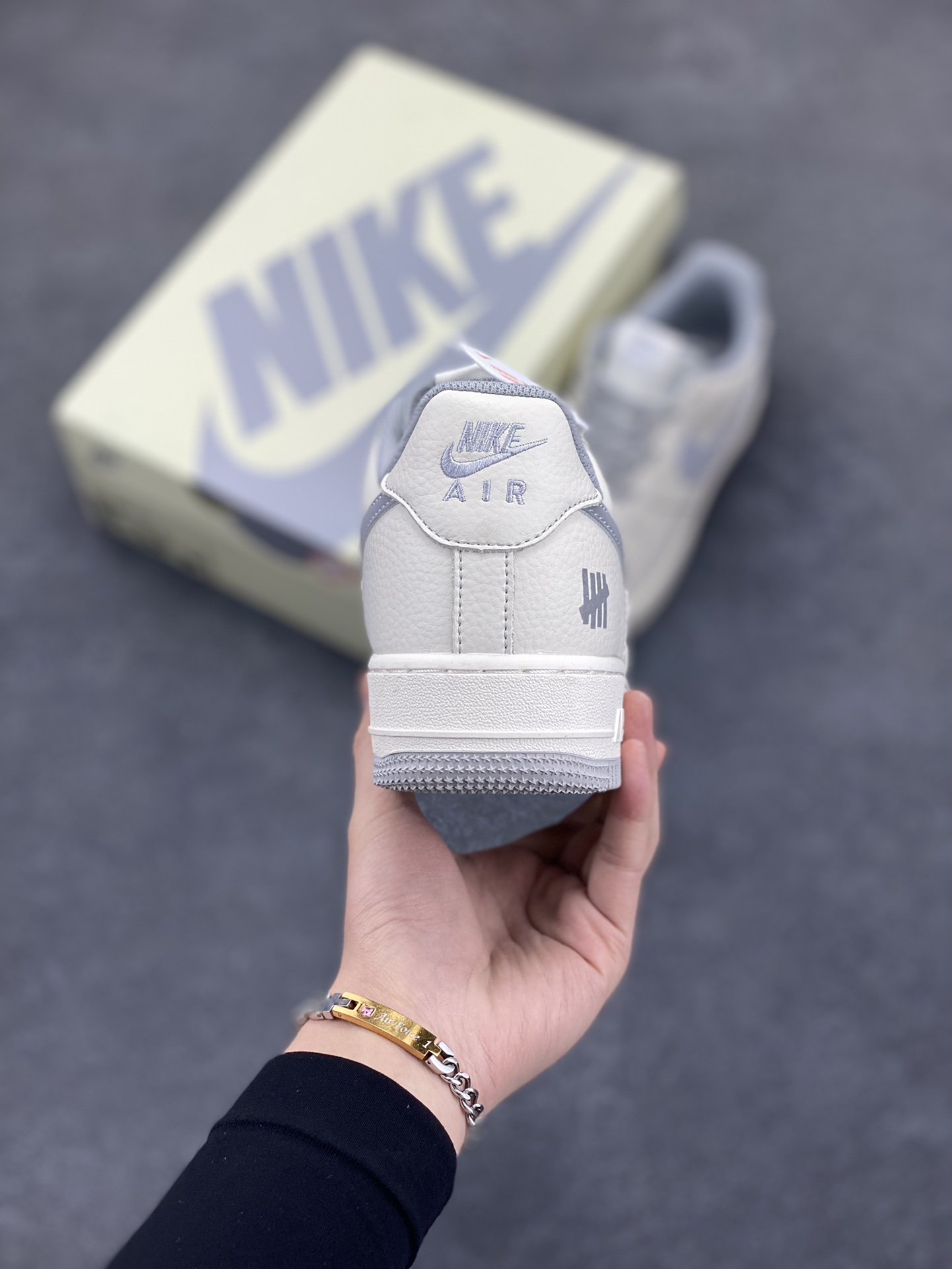 图片[4]-Undefeated x Nike Air Force 1 Low空军一号低帮休闲板鞋 定制皮料 原装定制鞋盒 炫彩反光 细节满满 原楦头原纸板 内置全掌气垫 货号：UN6695-288 尺码：36 36.5 37.5 38 38.5 39 40 40.5 41 42 42.5 43 44 44.5 45-选品中心