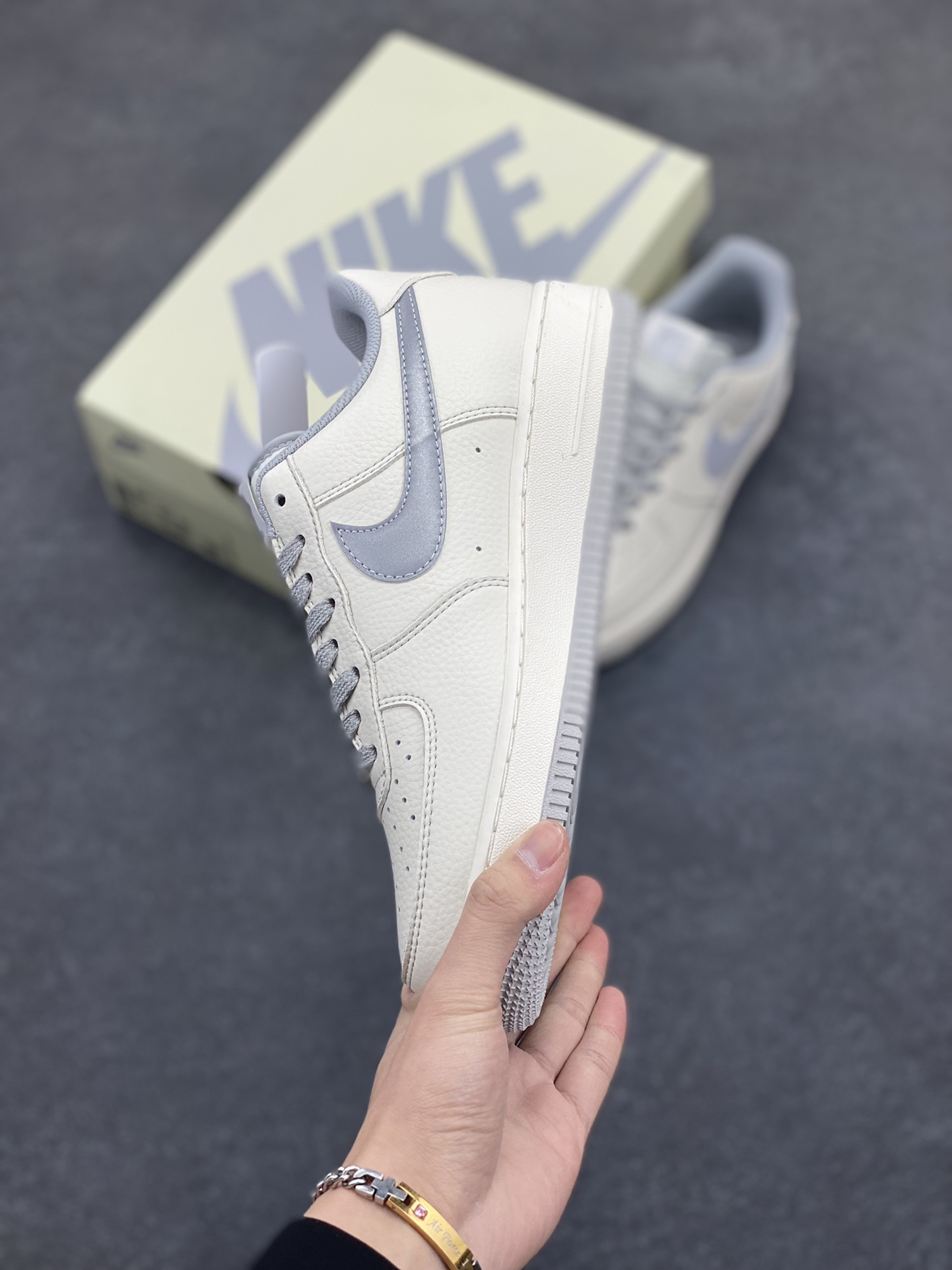 图片[3]-Undefeated x Nike Air Force 1 Low空军一号低帮休闲板鞋 定制皮料 原装定制鞋盒 炫彩反光 细节满满 原楦头原纸板 内置全掌气垫 货号：UN6695-288 尺码：36 36.5 37.5 38 38.5 39 40 40.5 41 42 42.5 43 44 44.5 45-选品中心