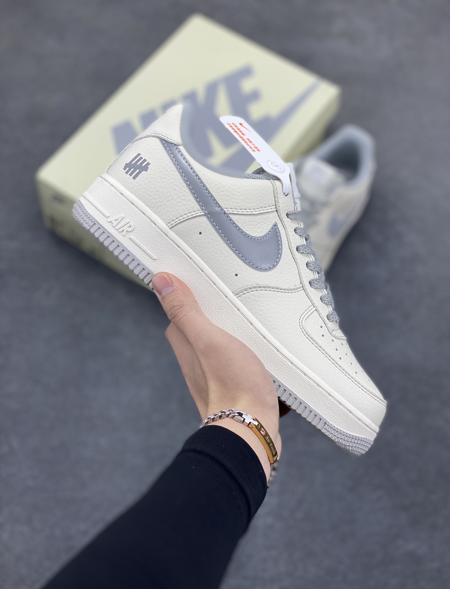 Undefeated x Nike Air Force 1 Low空军一号低帮休闲板鞋 定制皮料 原装定制鞋盒 炫彩反光 细节满满 原楦头原纸板 内置全掌气垫 货号:UN6695-288 尺码:36 36.5 37.5 38 38.5 39 40 40.5 41 42 42.5 43 44 44.5 45-选品中心