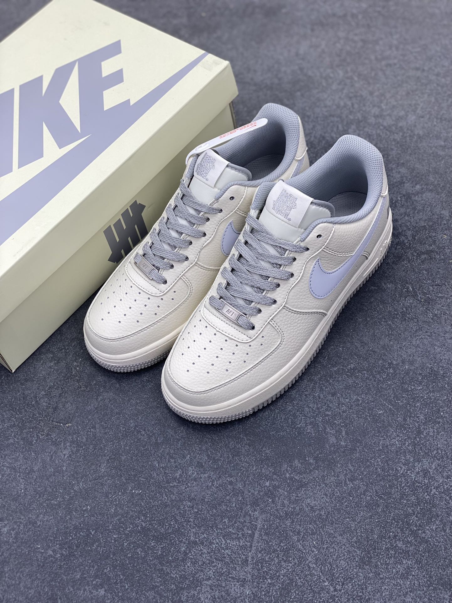 图片[8]-Undefeated x Nike Air Force 1 Low空军一号低帮休闲板鞋 定制皮料 原装定制鞋盒 炫彩反光 细节满满 原楦头原纸板 内置全掌气垫 货号：UN6695-288 尺码：36 36.5 37.5 38 38.5 39 40 40.5 41 42 42.5 43 44 44.5 45-选品中心