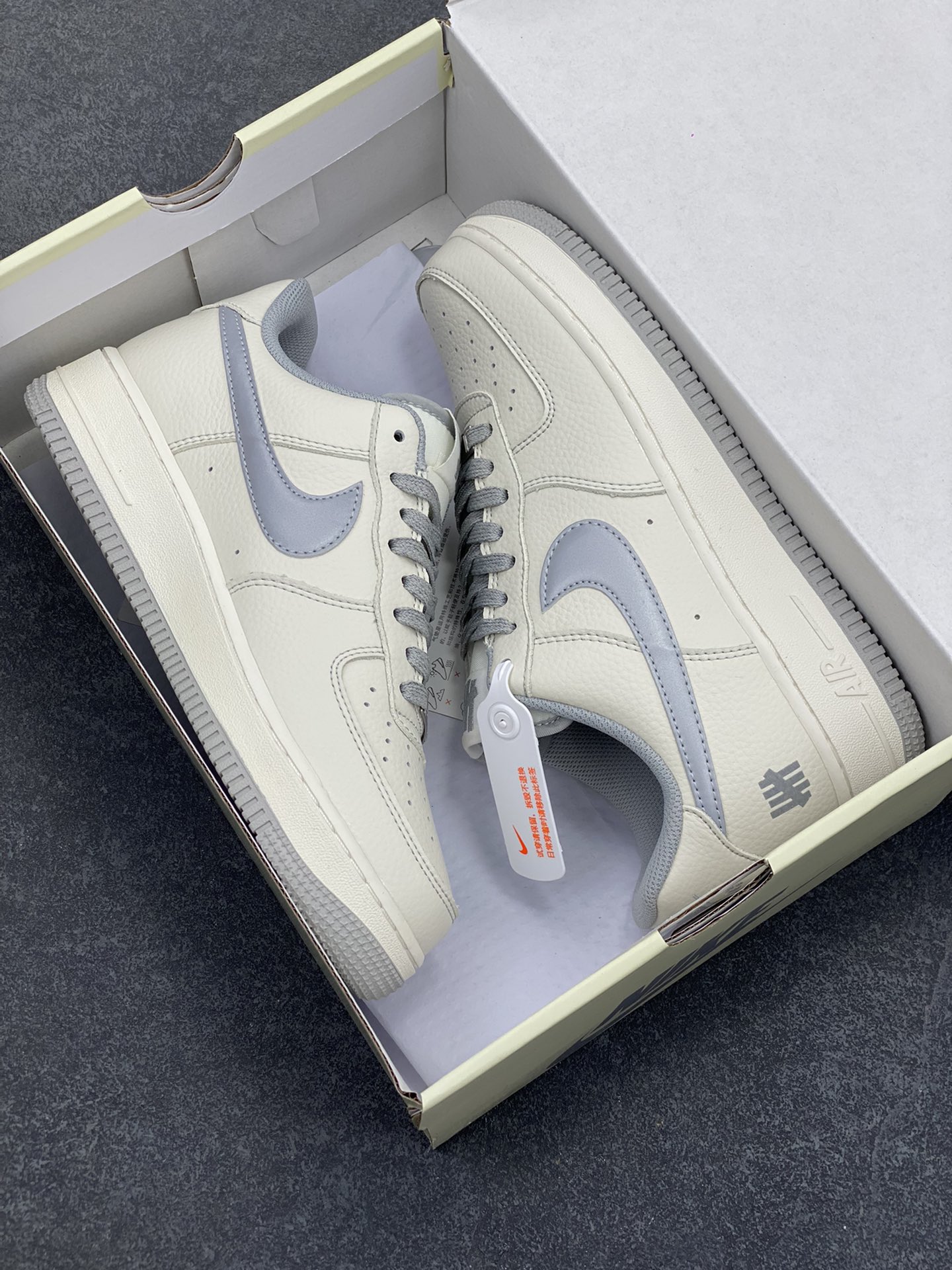 图片[9]-Undefeated x Nike Air Force 1 Low空军一号低帮休闲板鞋 定制皮料 原装定制鞋盒 炫彩反光 细节满满 原楦头原纸板 内置全掌气垫 货号：UN6695-288 尺码：36 36.5 37.5 38 38.5 39 40 40.5 41 42 42.5 43 44 44.5 45-选品中心