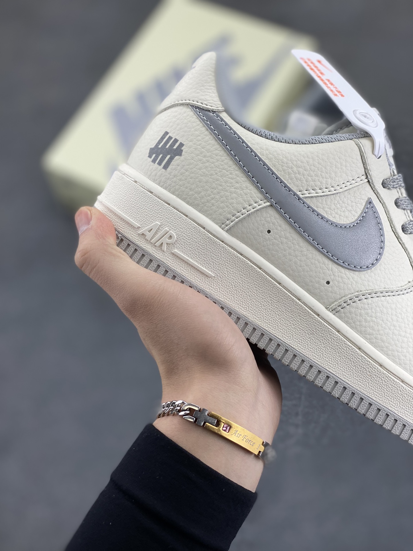 图片[6]-Undefeated x Nike Air Force 1 Low空军一号低帮休闲板鞋 定制皮料 原装定制鞋盒 炫彩反光 细节满满 原楦头原纸板 内置全掌气垫 货号：UN6695-288 尺码：36 36.5 37.5 38 38.5 39 40 40.5 41 42 42.5 43 44 44.5 45-选品中心