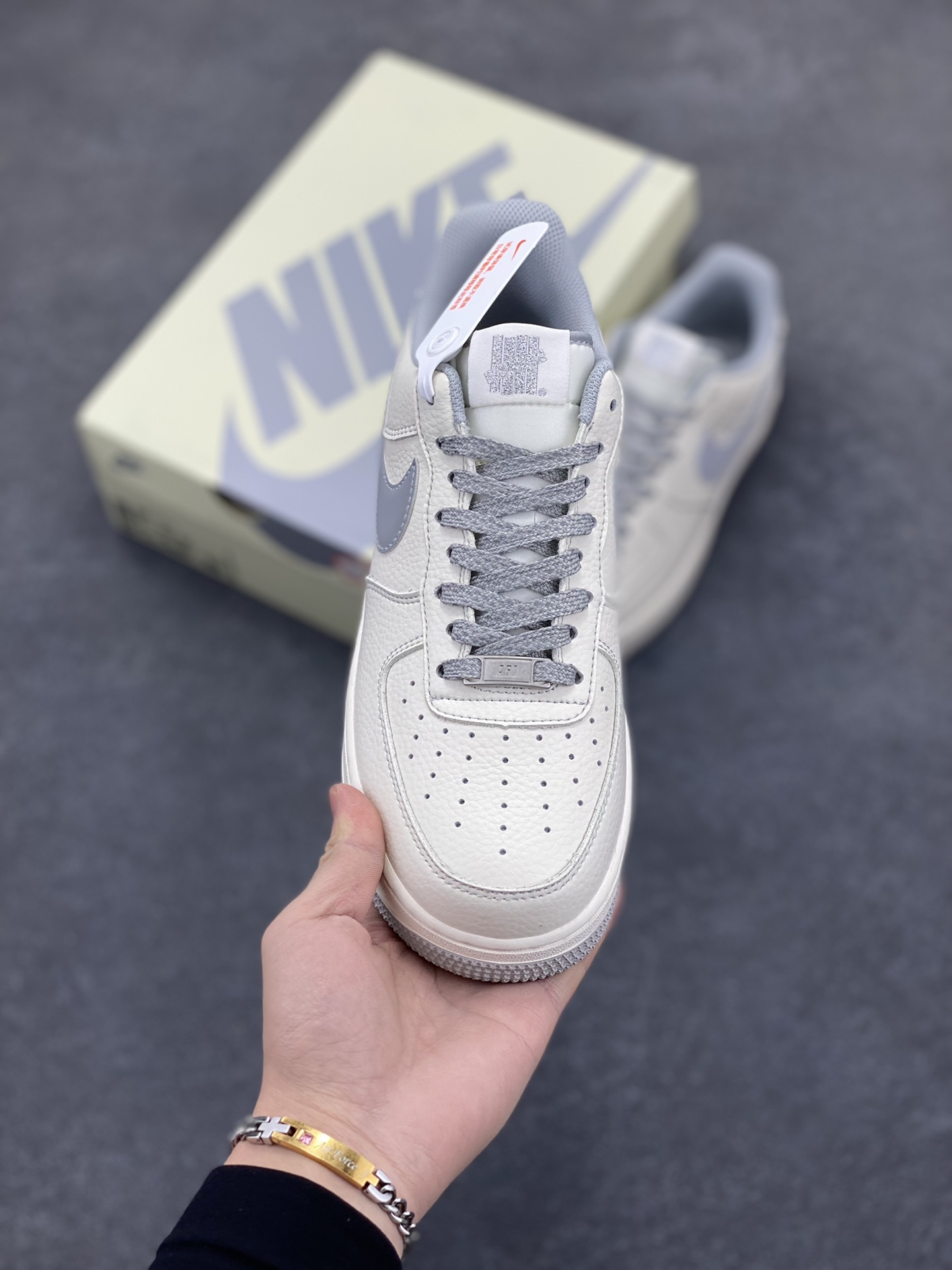 图片[2]-Undefeated x Nike Air Force 1 Low空军一号低帮休闲板鞋 定制皮料 原装定制鞋盒 炫彩反光 细节满满 原楦头原纸板 内置全掌气垫 货号：UN6695-288 尺码：36 36.5 37.5 38 38.5 39 40 40.5 41 42 42.5 43 44 44.5 45-选品中心
