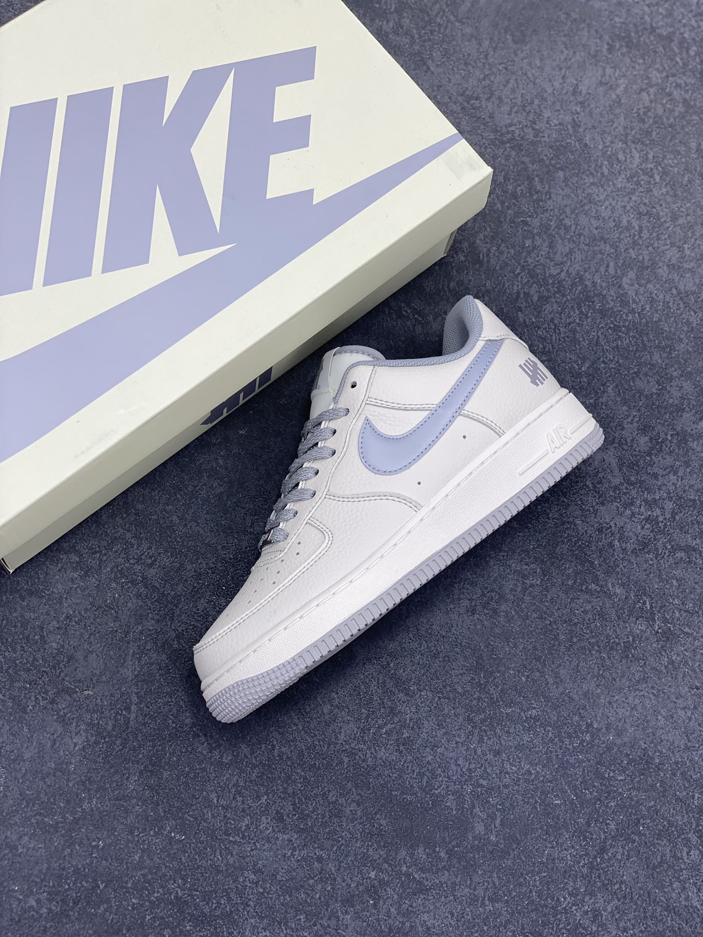 图片[7]-Undefeated x Nike Air Force 1 Low空军一号低帮休闲板鞋 定制皮料 原装定制鞋盒 炫彩反光 细节满满 原楦头原纸板 内置全掌气垫 货号：UN6695-288 尺码：36 36.5 37.5 38 38.5 39 40 40.5 41 42 42.5 43 44 44.5 45-选品中心