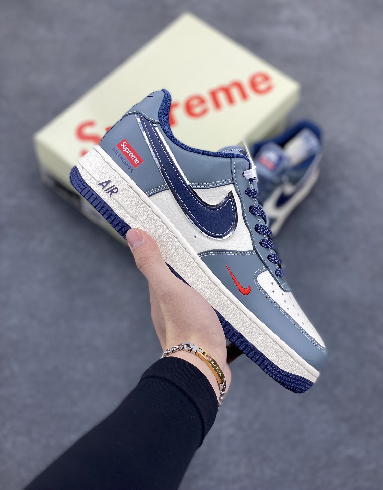 NIke Air Force 1 \'07 Low “Supreme联名——灰蓝小红勾”空军一号 低帮 运动鞋 休闲鞋 折边针车 工艺难度大 原楦头原纸板 原装鞋盒 定制五金配件 内置全掌气垫 原厂鞋底 货号：XZ6188-382 尺码：36 36.5 37.5 38 38.5 39 40 40.5 41 42 42.5 43 44 44.5 45-选品中心