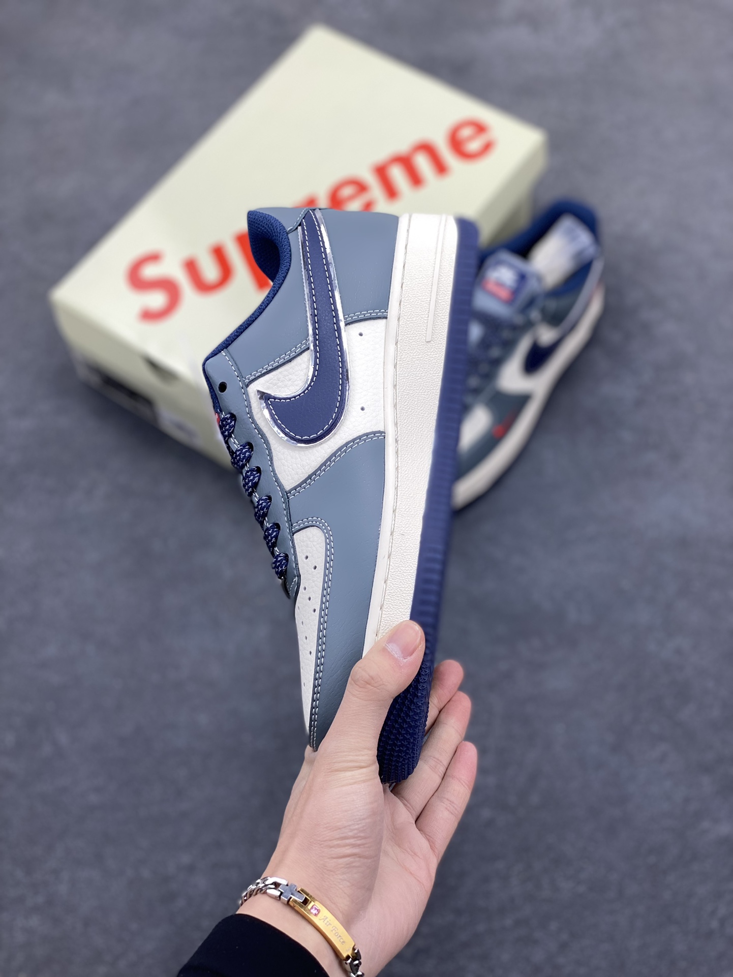 图片[3]-NIke Air Force 1 \’07 Low “Supreme联名——灰蓝小红勾”空军一号 低帮 运动鞋 休闲鞋 折边针车 工艺难度大 原楦头原纸板 原装鞋盒 定制五金配件 内置全掌气垫 原厂鞋底 货号：XZ6188-382 尺码：36 36.5 37.5 38 38.5 39 40 40.5 41 42 42.5 43 44 44.5 45-选品中心