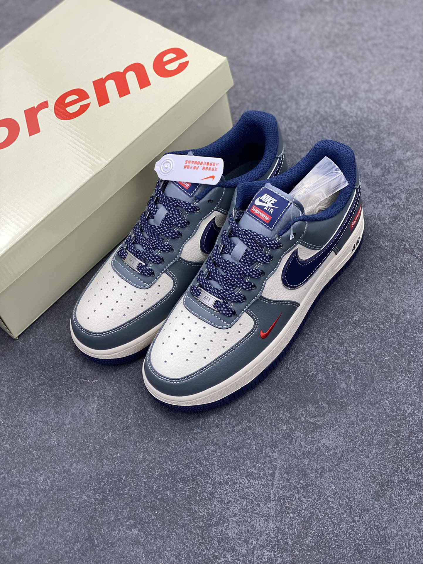 图片[8]-NIke Air Force 1 \’07 Low “Supreme联名——灰蓝小红勾”空军一号 低帮 运动鞋 休闲鞋 折边针车 工艺难度大 原楦头原纸板 原装鞋盒 定制五金配件 内置全掌气垫 原厂鞋底 货号：XZ6188-382 尺码：36 36.5 37.5 38 38.5 39 40 40.5 41 42 42.5 43 44 44.5 45-选品中心