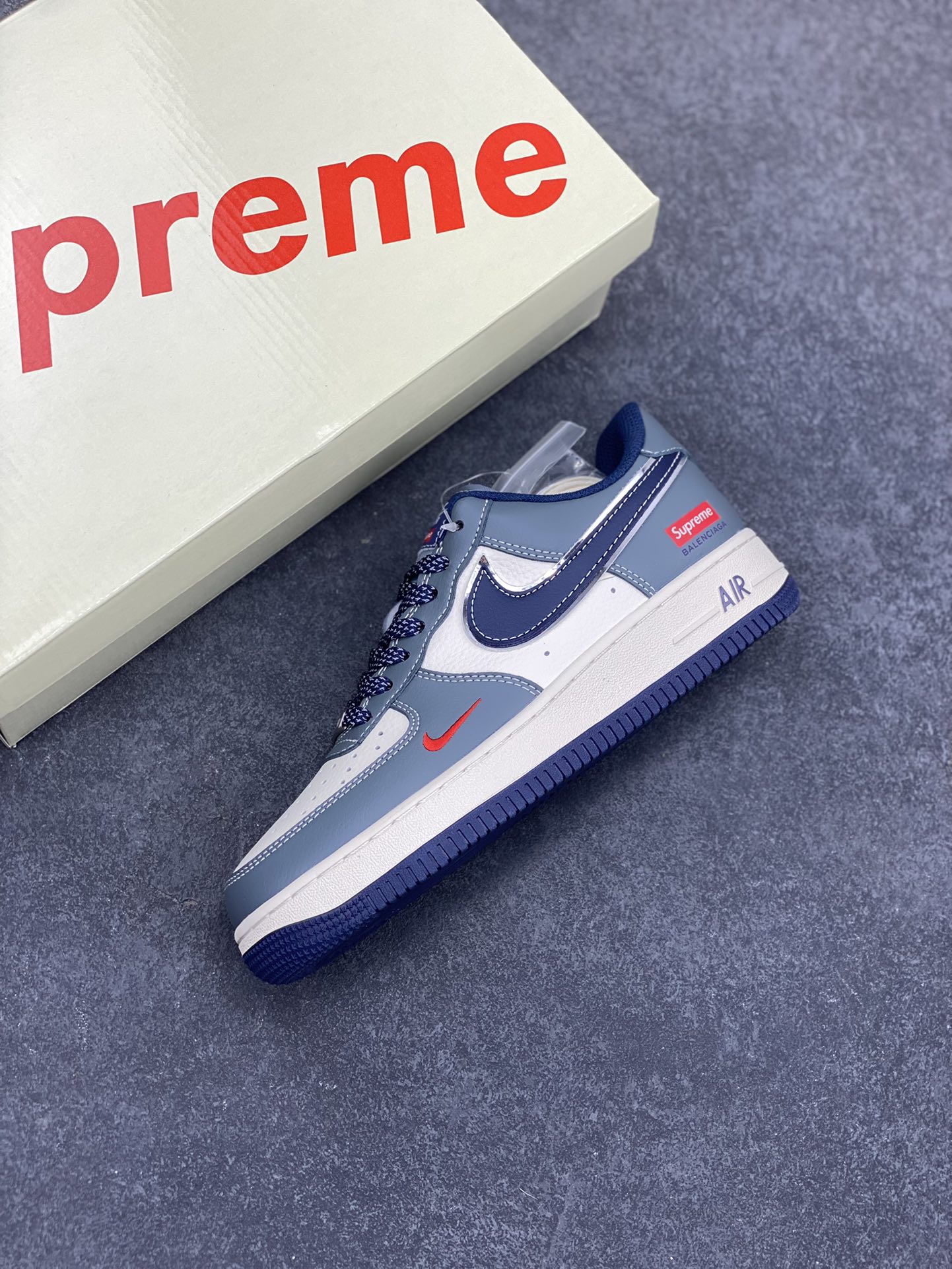 图片[7]-NIke Air Force 1 \’07 Low “Supreme联名——灰蓝小红勾”空军一号 低帮 运动鞋 休闲鞋 折边针车 工艺难度大 原楦头原纸板 原装鞋盒 定制五金配件 内置全掌气垫 原厂鞋底 货号：XZ6188-382 尺码：36 36.5 37.5 38 38.5 39 40 40.5 41 42 42.5 43 44 44.5 45-选品中心