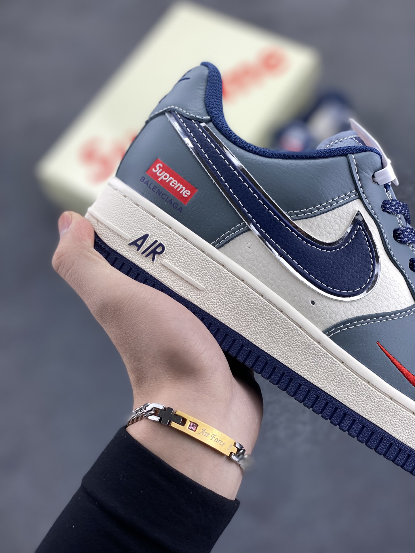 图片[6]-NIke Air Force 1 \’07 Low “Supreme联名——灰蓝小红勾”空军一号 低帮 运动鞋 休闲鞋 折边针车 工艺难度大 原楦头原纸板 原装鞋盒 定制五金配件 内置全掌气垫 原厂鞋底 货号：XZ6188-382 尺码：36 36.5 37.5 38 38.5 39 40 40.5 41 42 42.5 43 44 44.5 45-选品中心