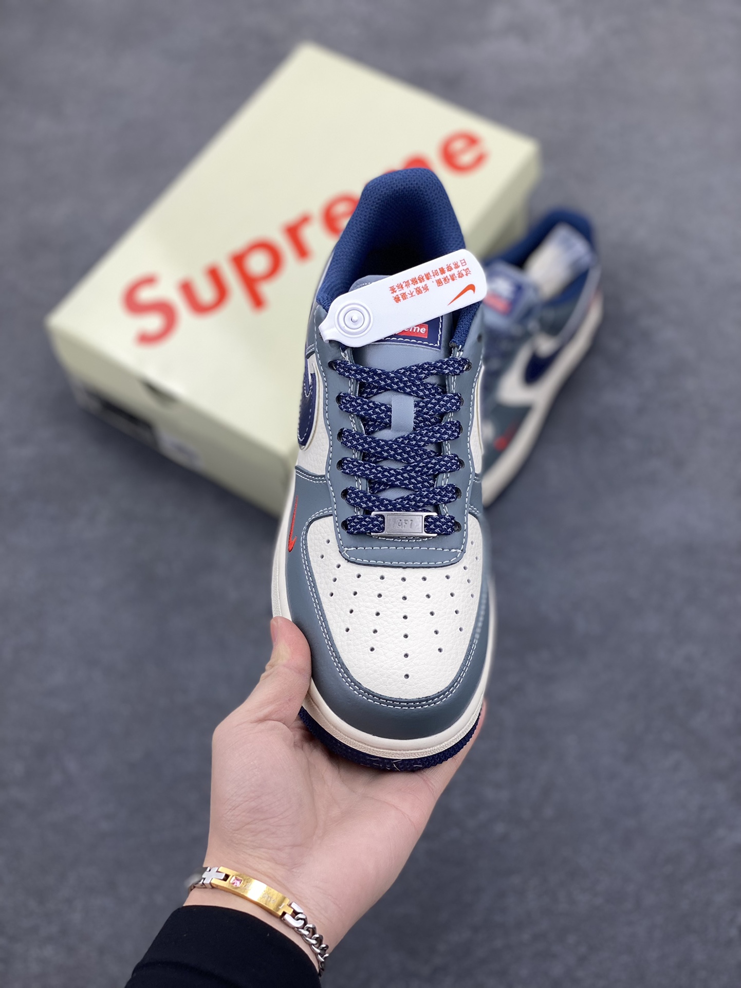 图片[2]-NIke Air Force 1 \’07 Low “Supreme联名——灰蓝小红勾”空军一号 低帮 运动鞋 休闲鞋 折边针车 工艺难度大 原楦头原纸板 原装鞋盒 定制五金配件 内置全掌气垫 原厂鞋底 货号：XZ6188-382 尺码：36 36.5 37.5 38 38.5 39 40 40.5 41 42 42.5 43 44 44.5 45-选品中心