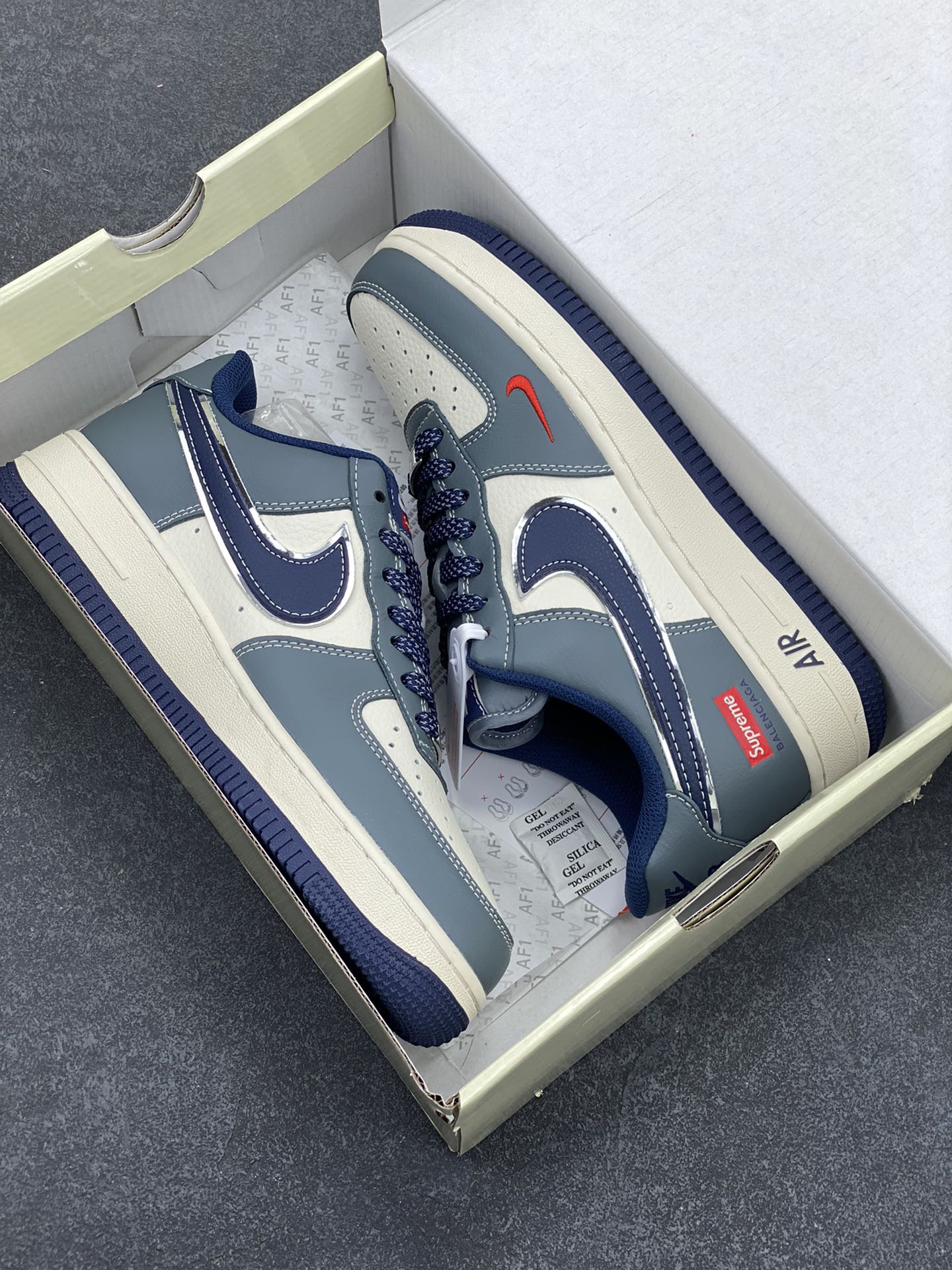 图片[9]-NIke Air Force 1 \’07 Low “Supreme联名——灰蓝小红勾”空军一号 低帮 运动鞋 休闲鞋 折边针车 工艺难度大 原楦头原纸板 原装鞋盒 定制五金配件 内置全掌气垫 原厂鞋底 货号：XZ6188-382 尺码：36 36.5 37.5 38 38.5 39 40 40.5 41 42 42.5 43 44 44.5 45-选品中心