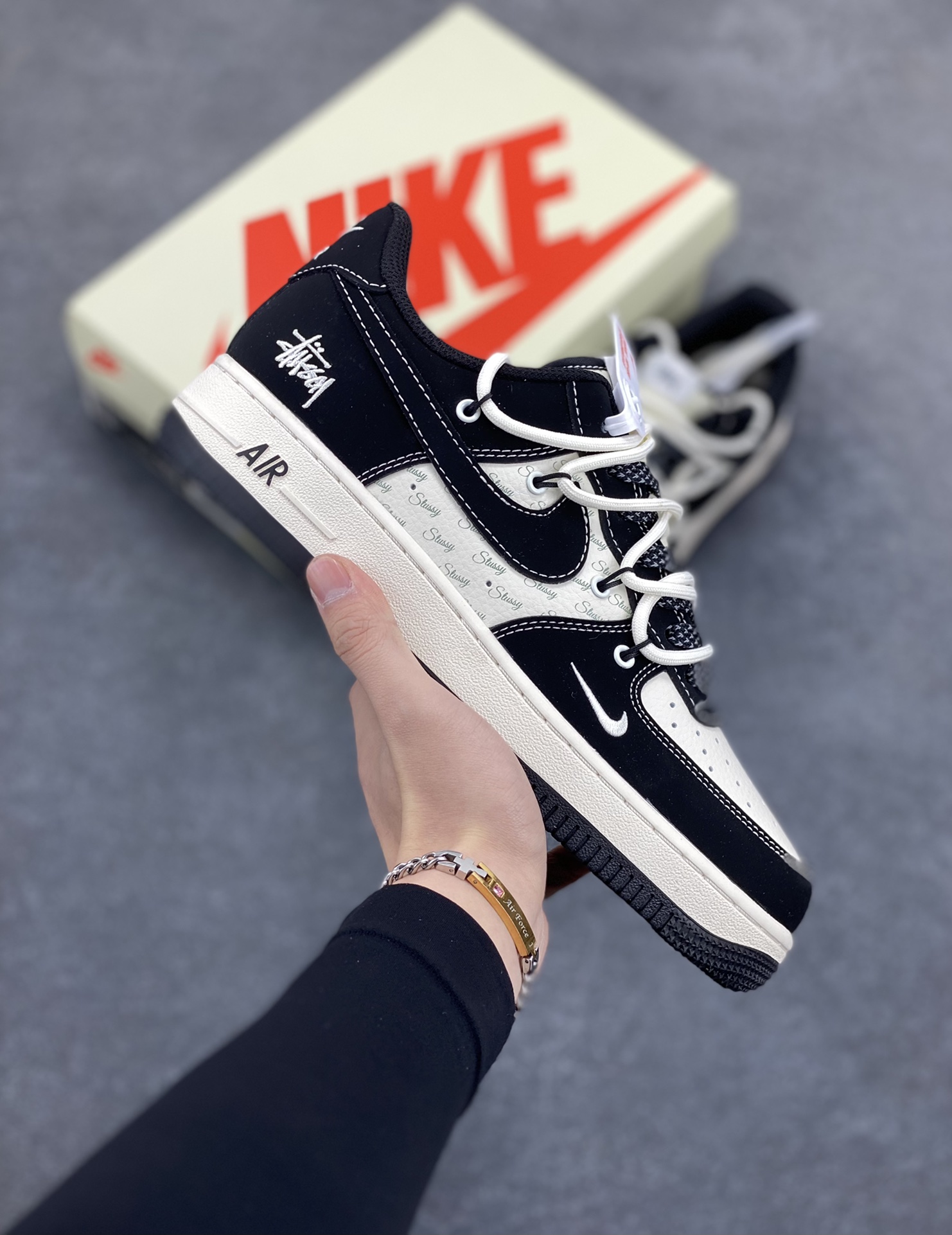 NIke Air Force 1 \'07 Low “斯图西联名——黑白英文抽绳”空军一号 低帮 运动鞋 休闲鞋 折边针车 工艺难度大 原楦头原纸板 原装鞋盒 定制五金配件 内置全掌气垫 原厂鞋底 货号：SJ1198-108 尺码：36 36.5 37.5 38 38.5 39 40 40.5 41 42 42.5 43 44 44.5 45-选品中心