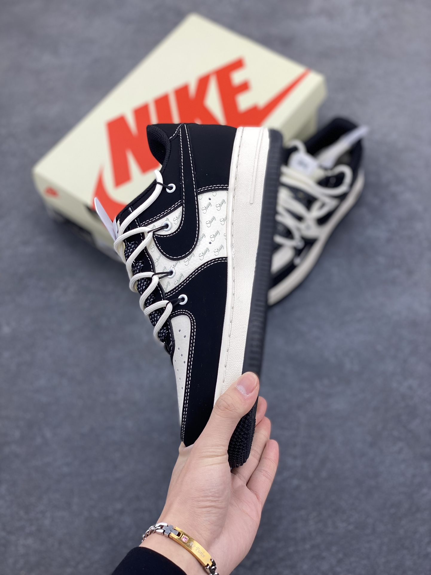 图片[3]-NIke Air Force 1 \’07 Low “斯图西联名——黑白英文抽绳”空军一号 低帮 运动鞋 休闲鞋 折边针车 工艺难度大 原楦头原纸板 原装鞋盒 定制五金配件 内置全掌气垫 原厂鞋底 货号：SJ1198-108 尺码：36 36.5 37.5 38 38.5 39 40 40.5 41 42 42.5 43 44 44.5 45-选品中心