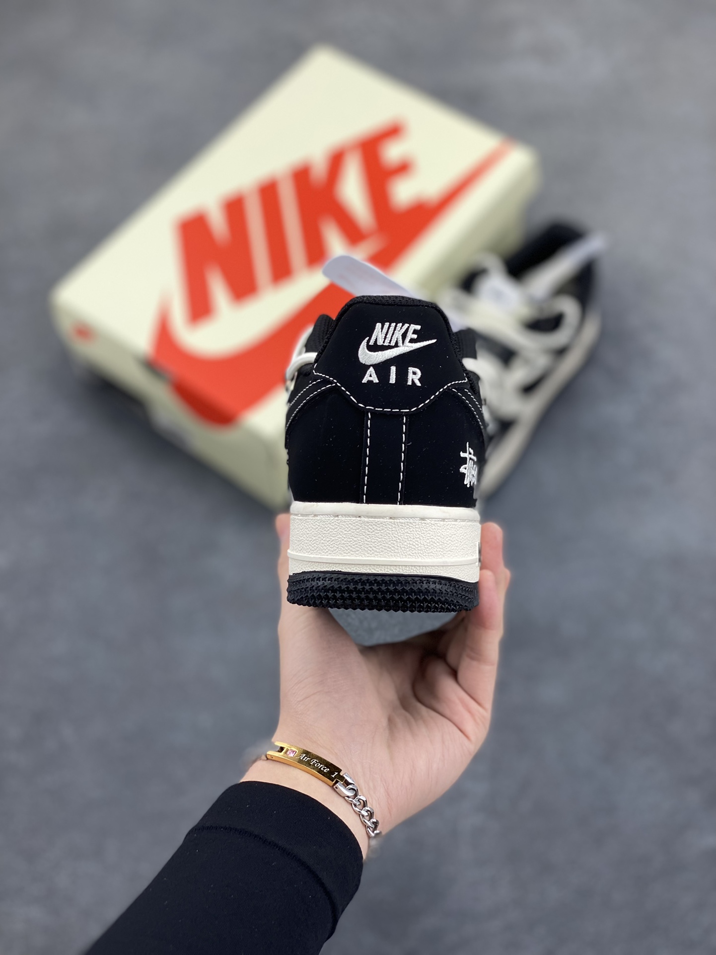 图片[4]-NIke Air Force 1 \’07 Low “斯图西联名——黑白英文抽绳”空军一号 低帮 运动鞋 休闲鞋 折边针车 工艺难度大 原楦头原纸板 原装鞋盒 定制五金配件 内置全掌气垫 原厂鞋底 货号：SJ1198-108 尺码：36 36.5 37.5 38 38.5 39 40 40.5 41 42 42.5 43 44 44.5 45-选品中心