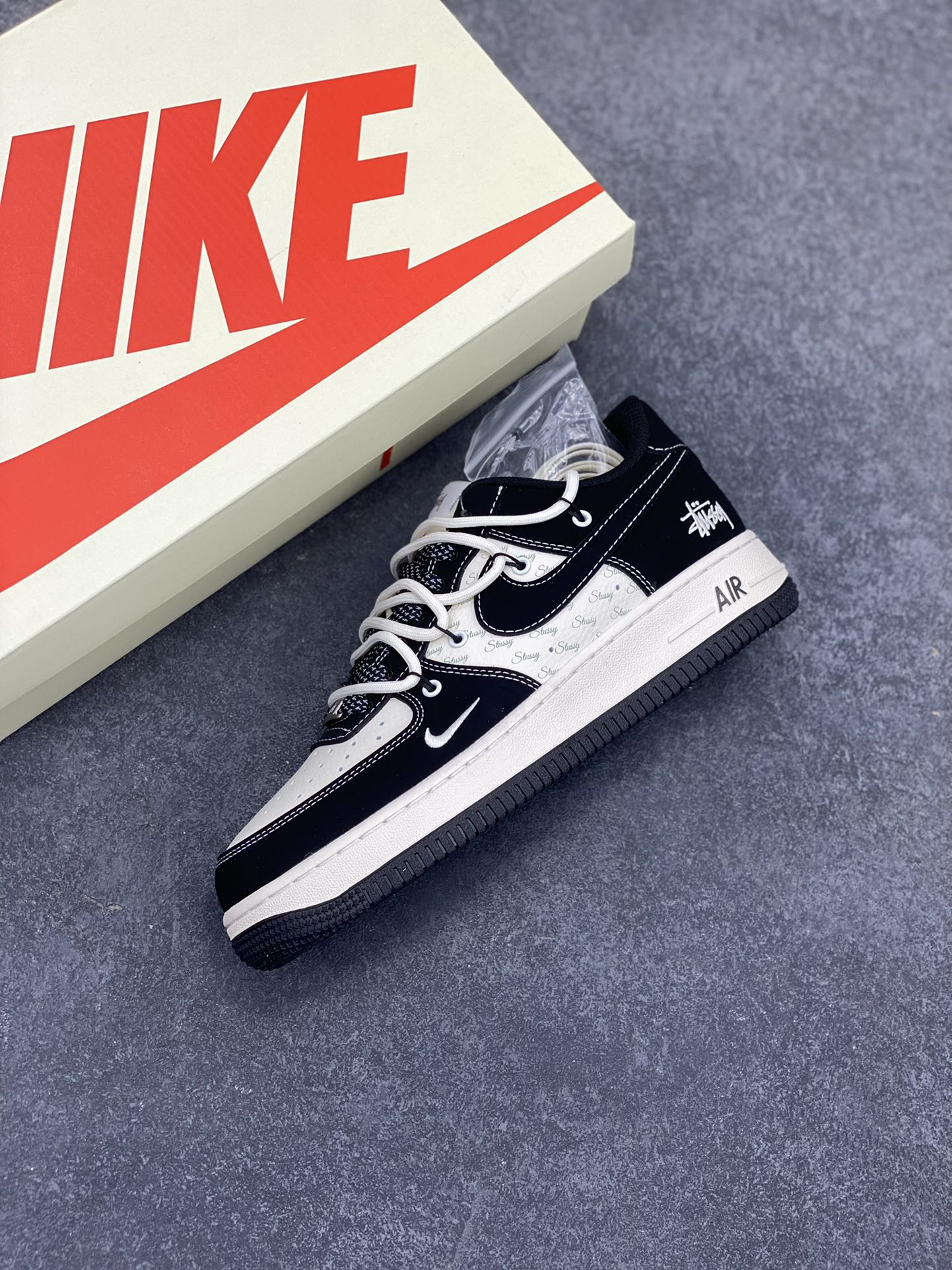 图片[7]-NIke Air Force 1 \’07 Low “斯图西联名——黑白英文抽绳”空军一号 低帮 运动鞋 休闲鞋 折边针车 工艺难度大 原楦头原纸板 原装鞋盒 定制五金配件 内置全掌气垫 原厂鞋底 货号：SJ1198-108 尺码：36 36.5 37.5 38 38.5 39 40 40.5 41 42 42.5 43 44 44.5 45-选品中心