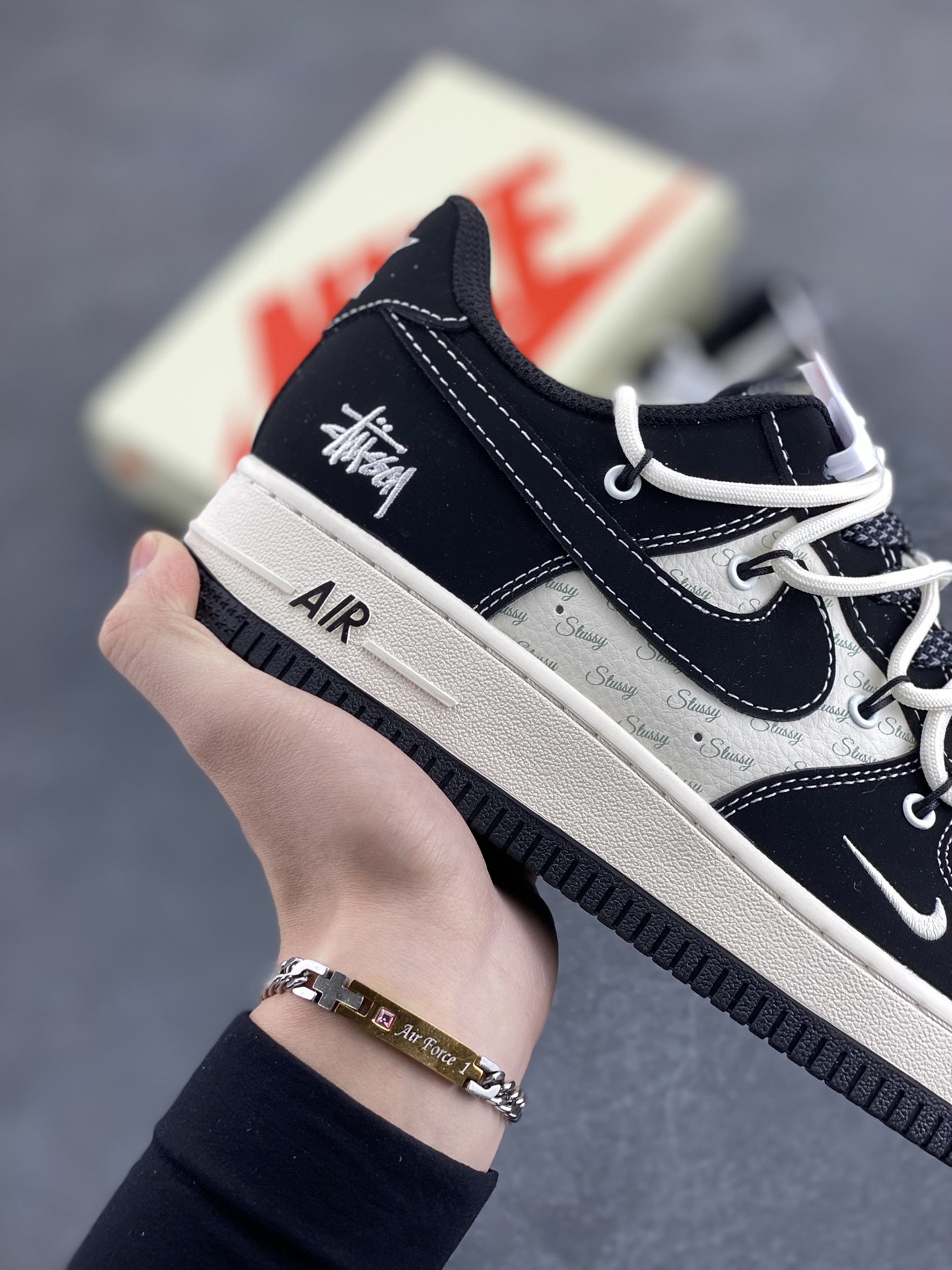 图片[6]-NIke Air Force 1 \’07 Low “斯图西联名——黑白英文抽绳”空军一号 低帮 运动鞋 休闲鞋 折边针车 工艺难度大 原楦头原纸板 原装鞋盒 定制五金配件 内置全掌气垫 原厂鞋底 货号：SJ1198-108 尺码：36 36.5 37.5 38 38.5 39 40 40.5 41 42 42.5 43 44 44.5 45-选品中心