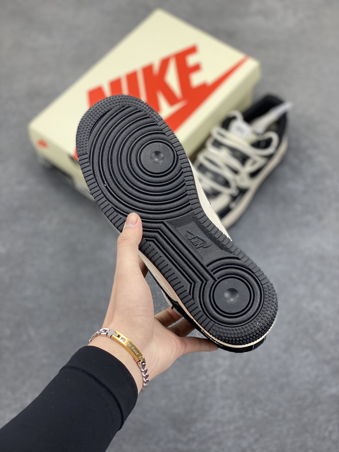 图片[5]-NIke Air Force 1 \’07 Low “斯图西联名——黑白英文抽绳”空军一号 低帮 运动鞋 休闲鞋 折边针车 工艺难度大 原楦头原纸板 原装鞋盒 定制五金配件 内置全掌气垫 原厂鞋底 货号：SJ1198-108 尺码：36 36.5 37.5 38 38.5 39 40 40.5 41 42 42.5 43 44 44.5 45-选品中心