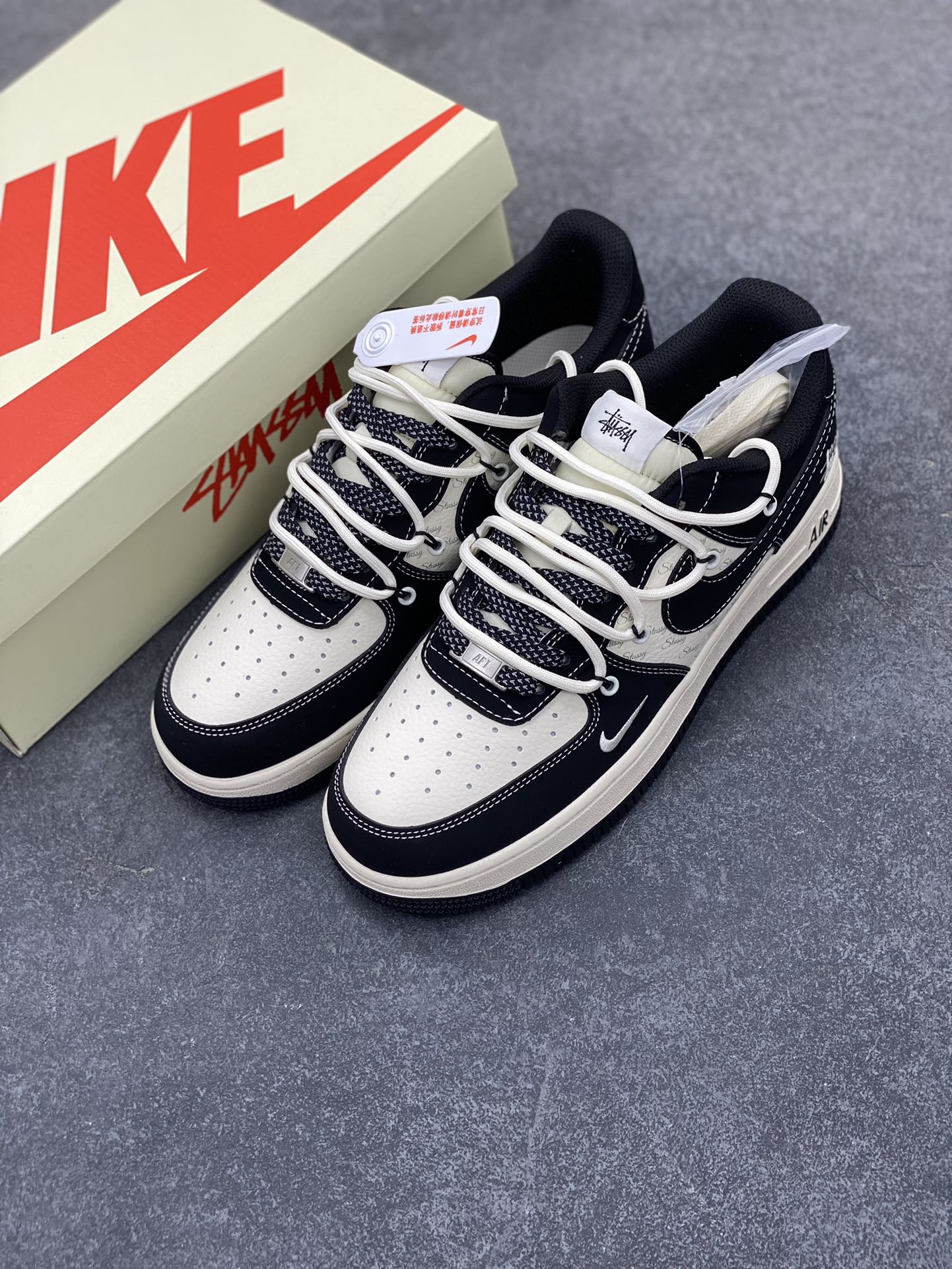 图片[8]-NIke Air Force 1 \’07 Low “斯图西联名——黑白英文抽绳”空军一号 低帮 运动鞋 休闲鞋 折边针车 工艺难度大 原楦头原纸板 原装鞋盒 定制五金配件 内置全掌气垫 原厂鞋底 货号：SJ1198-108 尺码：36 36.5 37.5 38 38.5 39 40 40.5 41 42 42.5 43 44 44.5 45-选品中心